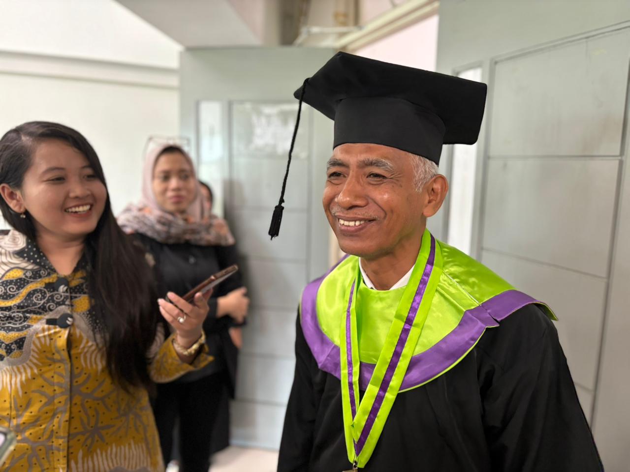 Masjudi (59) Saat Menghadiri Wisuda S1 di Graha Unesa (27/9/2025) Surabaya