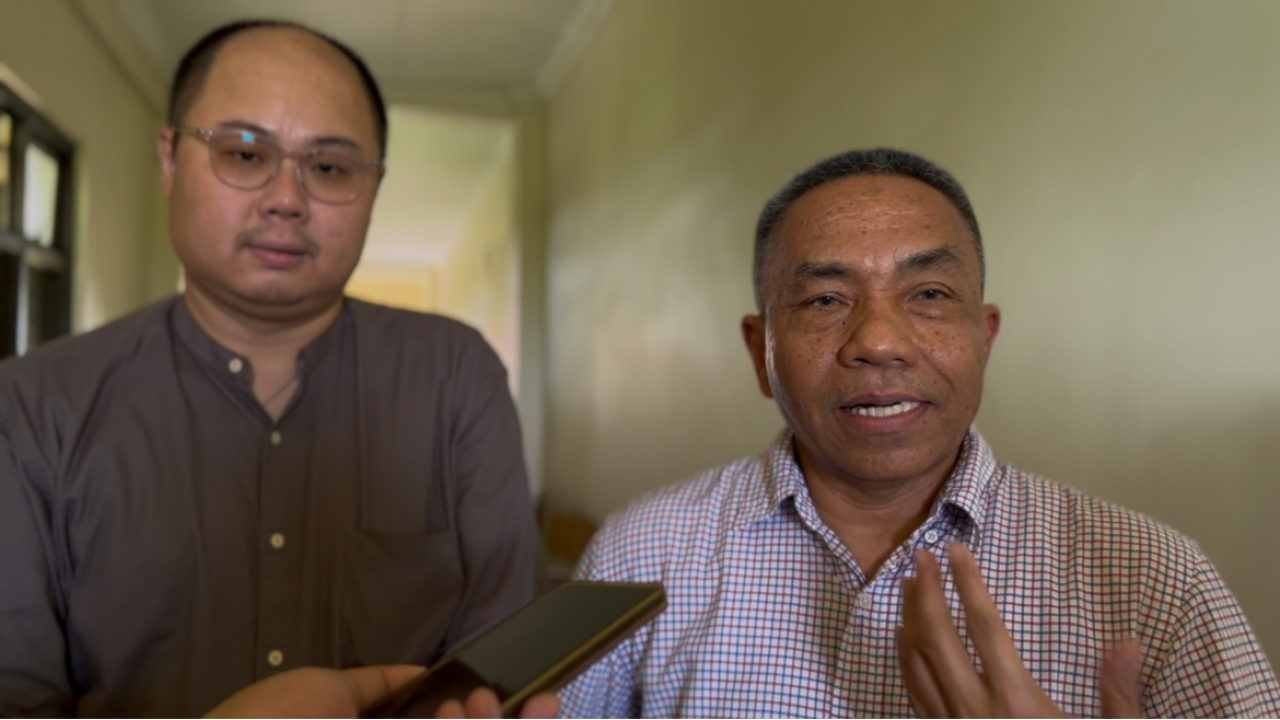 (Kanan) Direktur Labschool Unesa, Prof. Dr. Sujarwanto, M.Pd. Dan (kiri) Kepala Pusat Akademik dan Kesiswaan Lab School, Ricky Setiawan, S.Pd.SD., M.Ed.