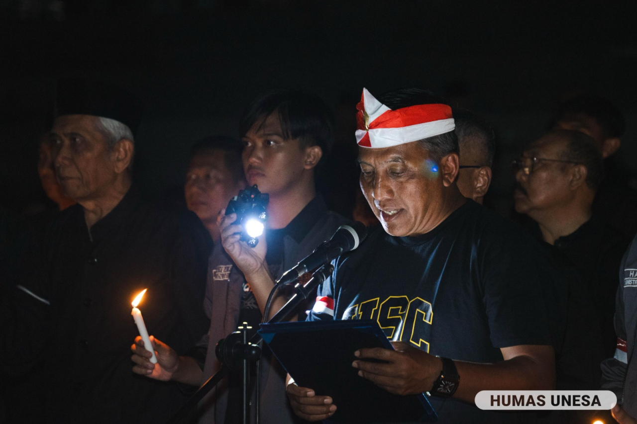 Rektor Unesa, Prof.Dr.Nurhasan,M.Kes, saat doa bersama untuk negeri bersama pimpinan serta civitas academica mahasiswa dan dosen di Lapangan Rektorat Unesa Kampus 2 Lidah Wetan, Rabu, (3/9/2025) malam.