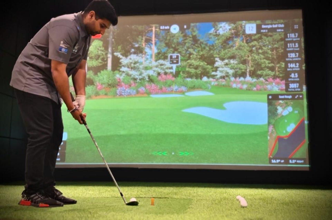 Jotham Singh, General Manager Brawijaya Driving Range saar menunjukkan cara bermain Golf Simulator, Kamis (25/9/2025) di Surabaya. (Foto: Ardhia tap)