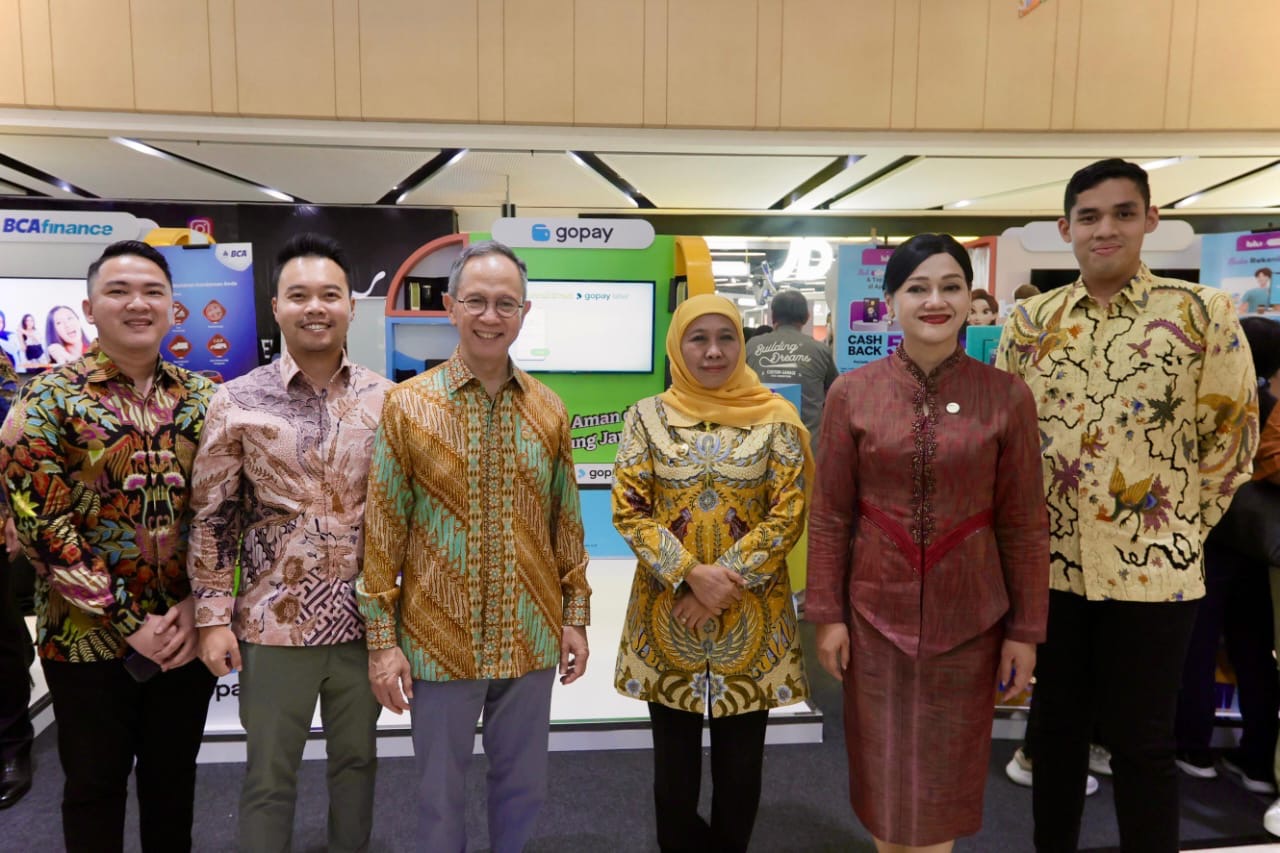 (ki-ka) Rinaldi Rizki, Head of Compliance Findaya. Verdyka Kurniawan, Direktur PT Multifinance Anak Bangsa. Mahendra Siregar, Ketua OJK. Khofifah Indar Parawansa, Gubernur Jawa Timur. Friderica Widyasari Dewi, Kepala Eksekutif Bidang Pengawas Perilaku Pel