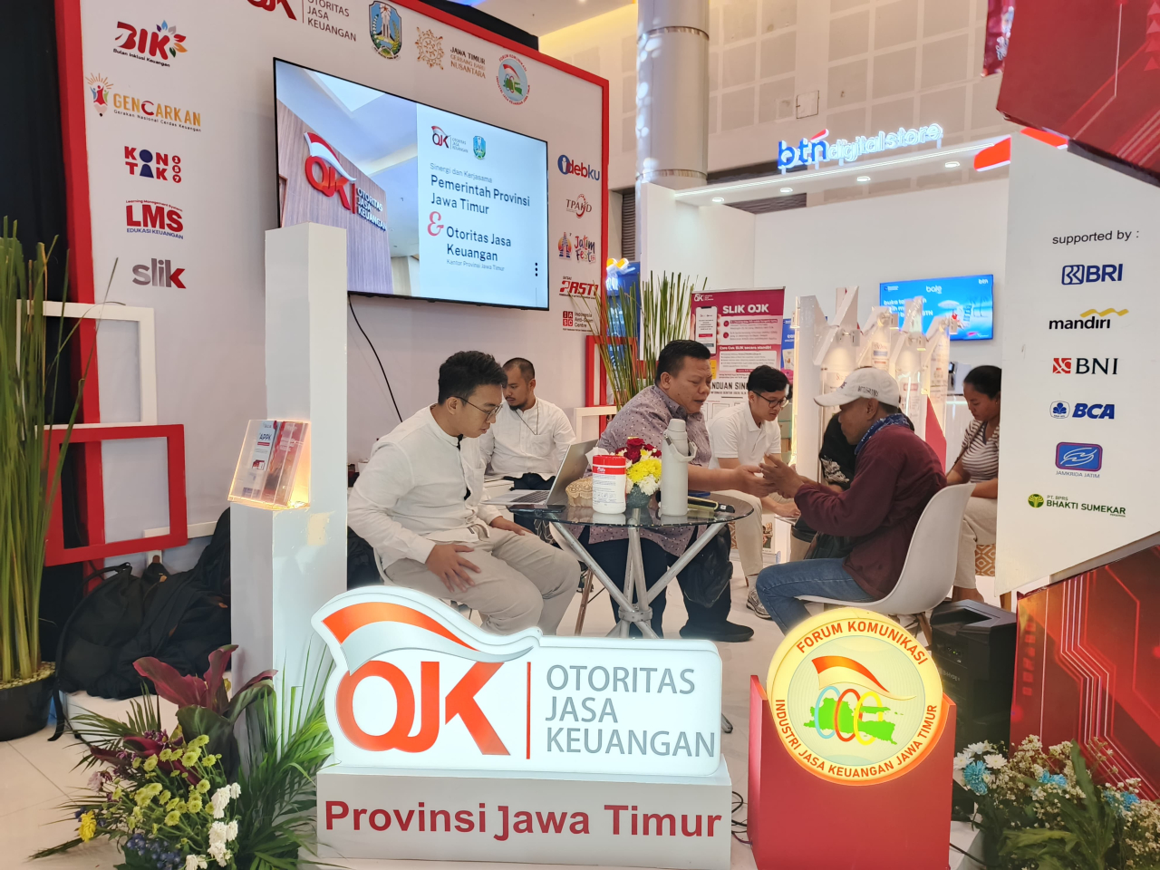 Pojok Keuangan Rakyat Ramaikan Jatim Fest 2025, Dorong Literasi dan Akses Keuangan Pojok Keuangan Rakyat Ramaikan Jatim Fest 2025, Dorong Literasi dan Akses Keuangan