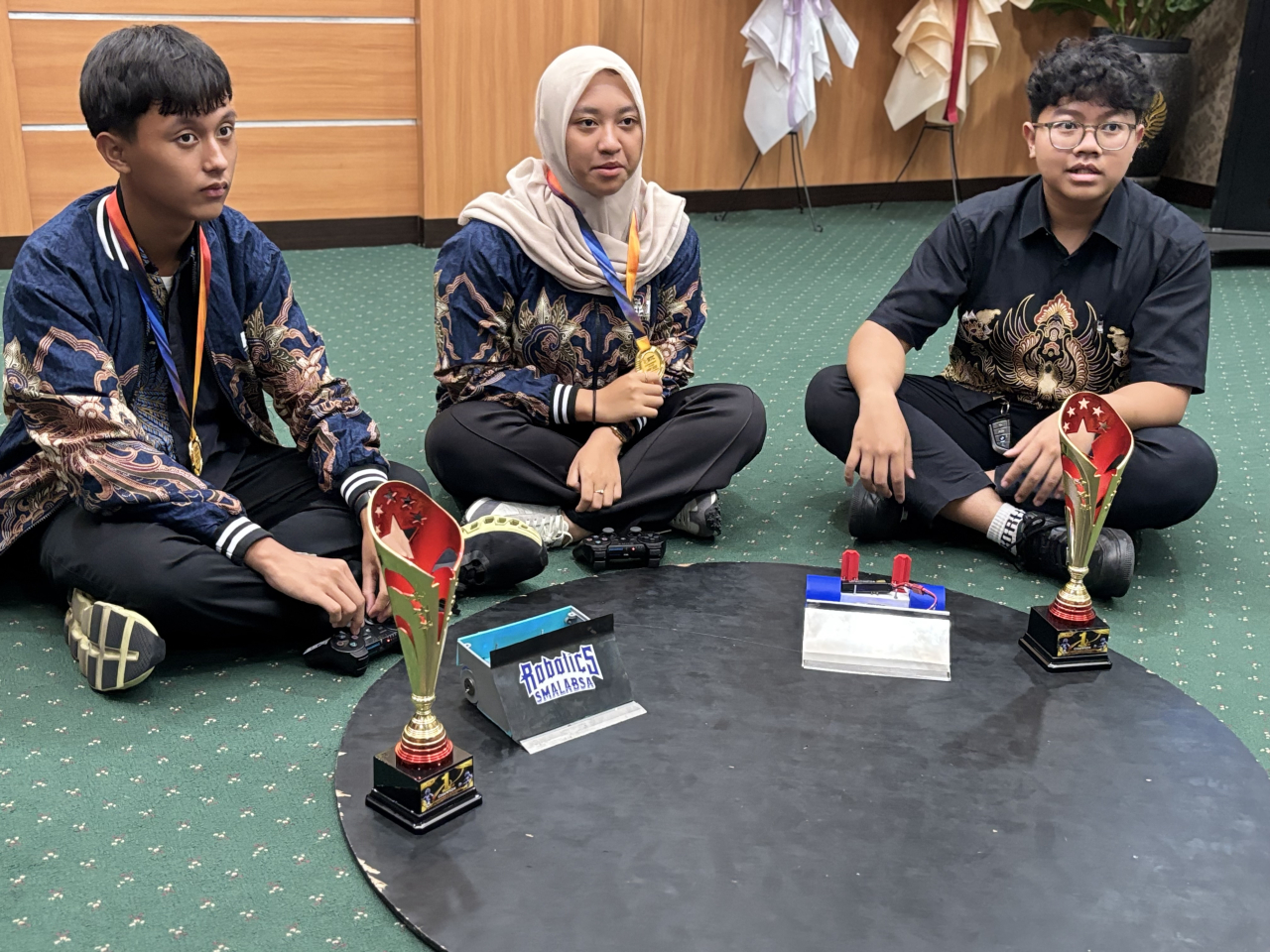 Tim Robotik SMALABSA, Airel Dovano Izan Gafara, Ellza Cahya Lumintang, Irsya Aulia Putra