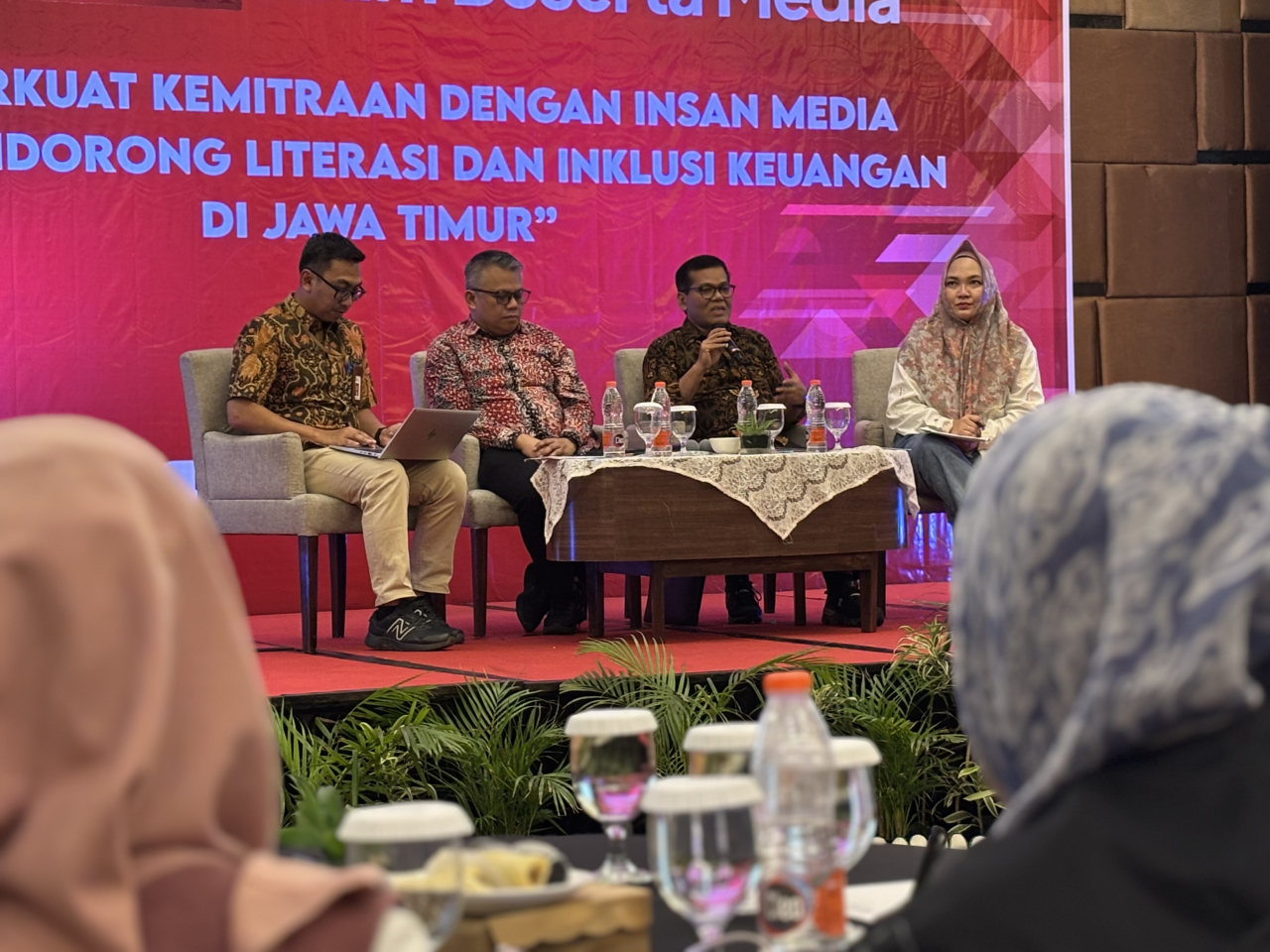 OJK Regional 4 Jawa Timur berdialog dengan insan media dalam forum penguatan literasi dan inklusi keuangan. (Sumber Foto: Ardhia Tap)