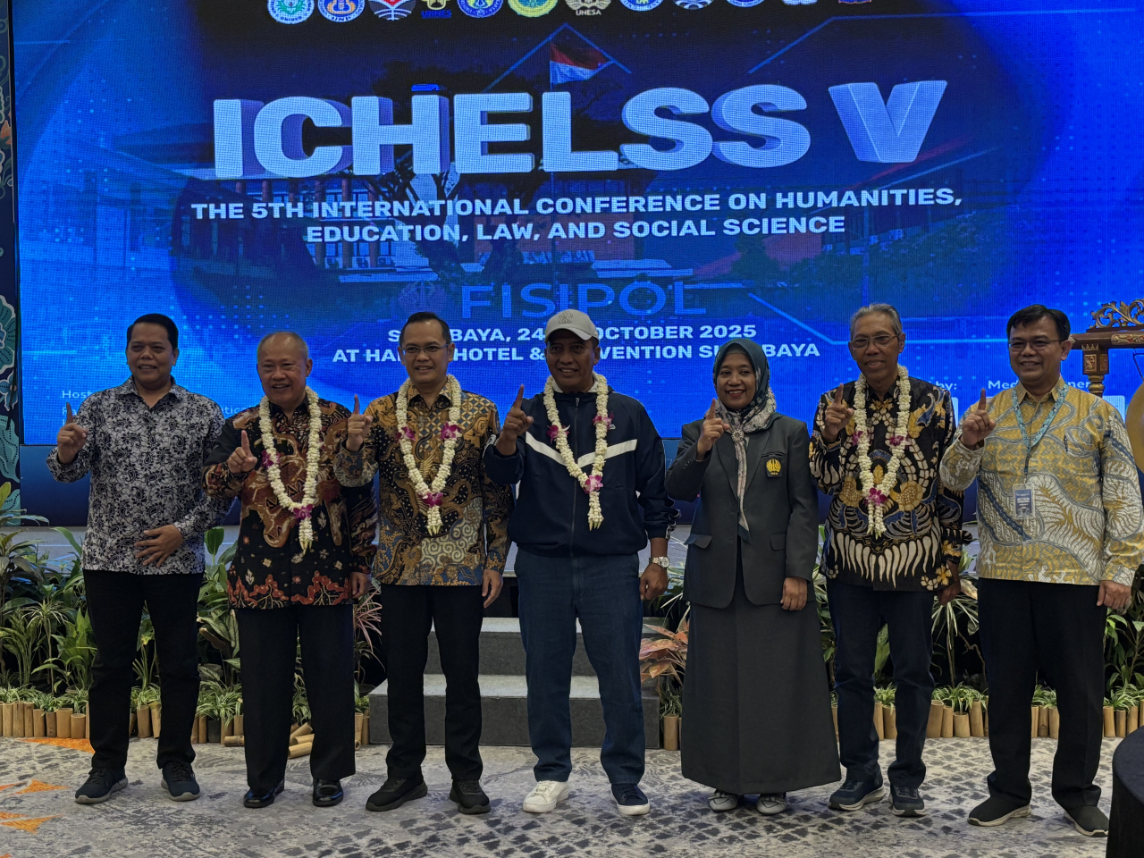 Rektor Unesa, Nur Hasan bersama Sejumlah peserta dan perwakilan perguruan tinggi berfoto bersama seusai pembukaan The 5th International Conference on Humanities, Education, Law, and Social Sciences (ICHELSS V) di Surabaya, Sabtu (25/10). Konferensi yang digelar oleh Fakultas Ilmu Sosial dan Ilmu Politik Universitas Negeri Surabaya (FISIPOL Unesa) ini membahas kolaborasi riset dan tantangan pendidikan tinggi di era kecerdasan buatan (AI).