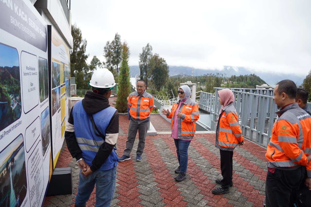 Direktur Operasi SIG, Reni Wulandari (ketiga kiri) melihat hasil aplikasi beton porous di area wisata Jembatan Kaca Seruni Point di kawasan Taman Nasional Bromo Tengger Semeru (TNBTS).