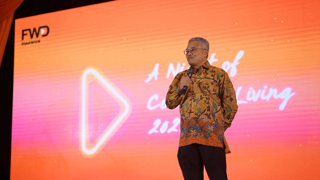 Slamet Riyoso, Direktur, Chief Technology & Operations Officer FWD Insurance memberikan sambutan dalam acara A Night of Celebrate Living 2025.