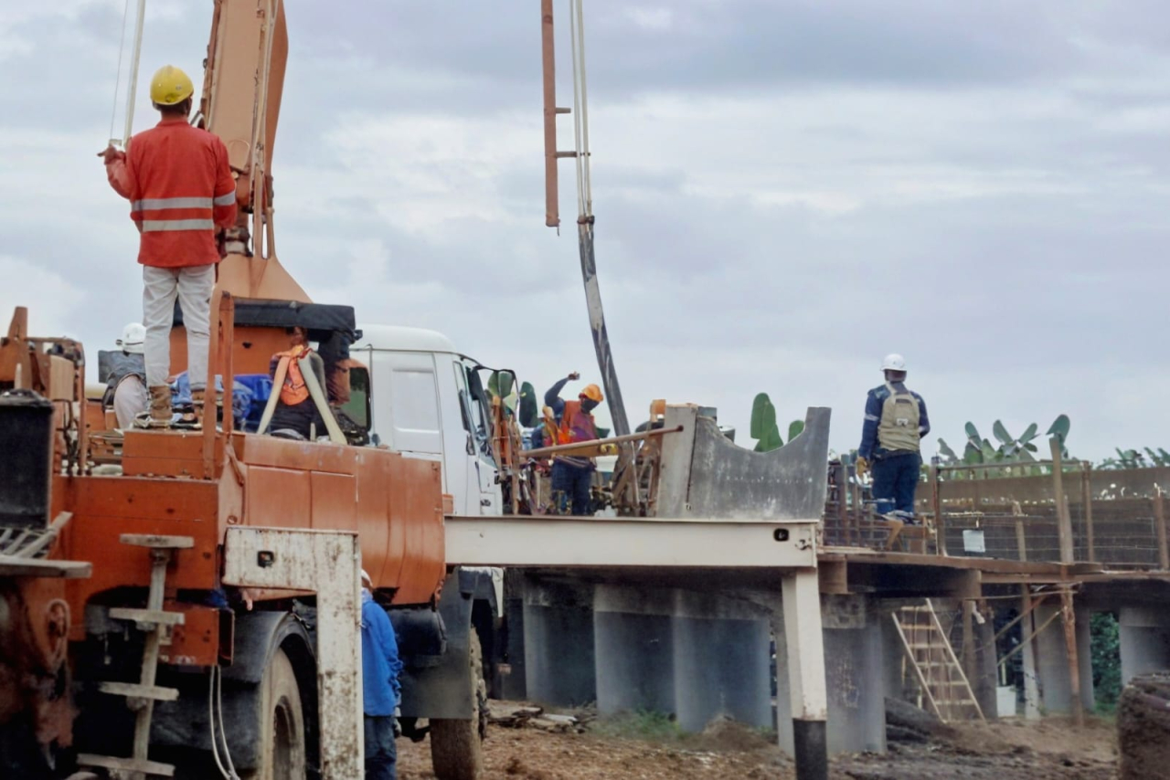 Proses pengecoran _pile head_ atau kepala tiang beton untuk pondasi yang dibuat dengan produk SIG sebagai penahan konstruksi jalan Tol Serang - Panimbang. (Foto:SIG)