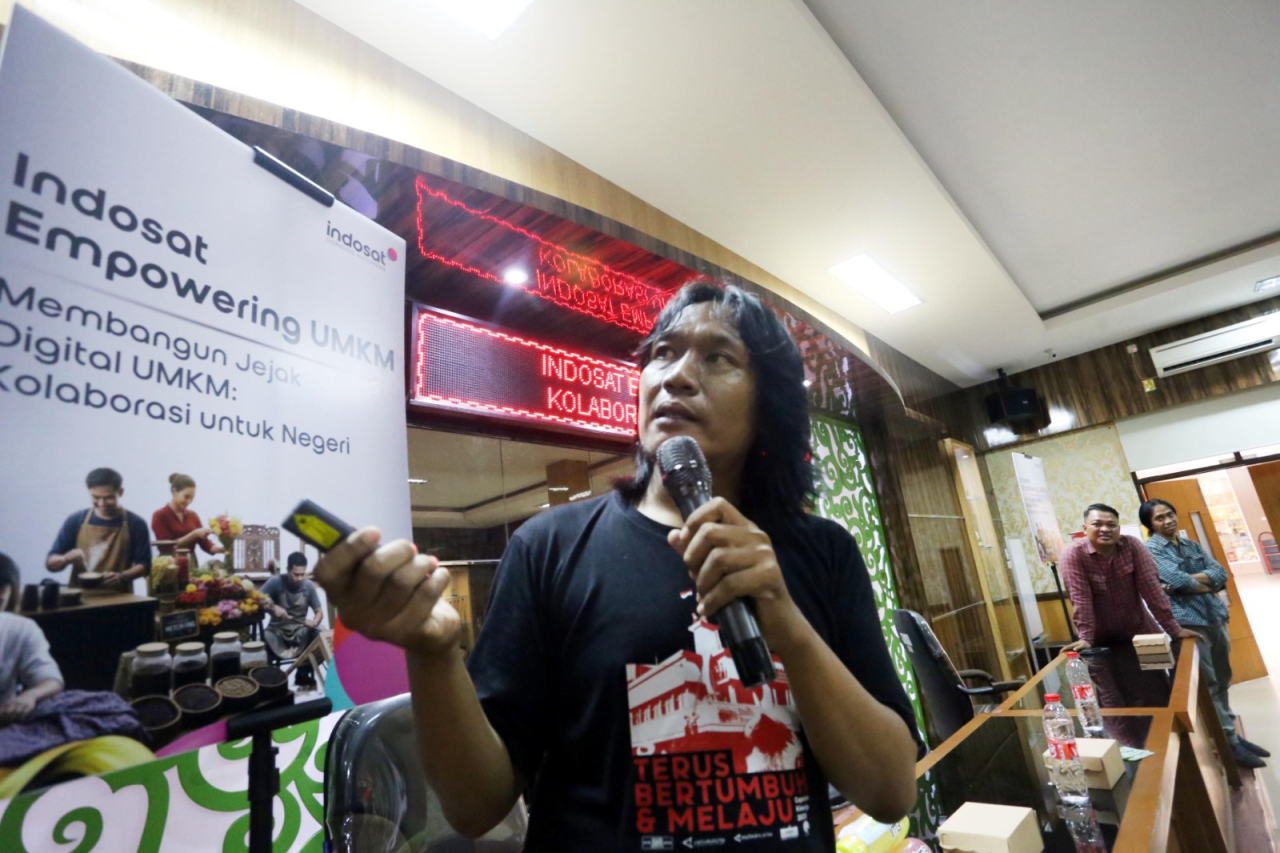 Ali Masduki (RLD) memberikan pelatihan strategi digital marketing kepada peserta program Indosat Empowering UMKM di Dinas Perindustrian dan Perdagangan Sidoarjo, Senin (28/10). (Sumber Foto : RLD)