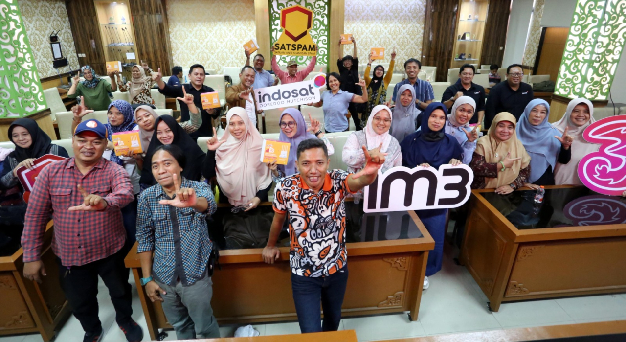 Para peserta pelatihan *Indosat Empowering UMKM* berfoto bersama tim Rumah Literasi Digital (RLD), Indosat Ooredoo Hutchison, dan Dinas Koperasi serta Usaha Mikro Kabupaten Sidoarjo. Pelatihan ini menjadi wadah kolaborasi untuk memperkuat kapasitas digital para pelaku UMKM agar lebih siap bersaing di era ekonomi digital. (Foto:RLD)