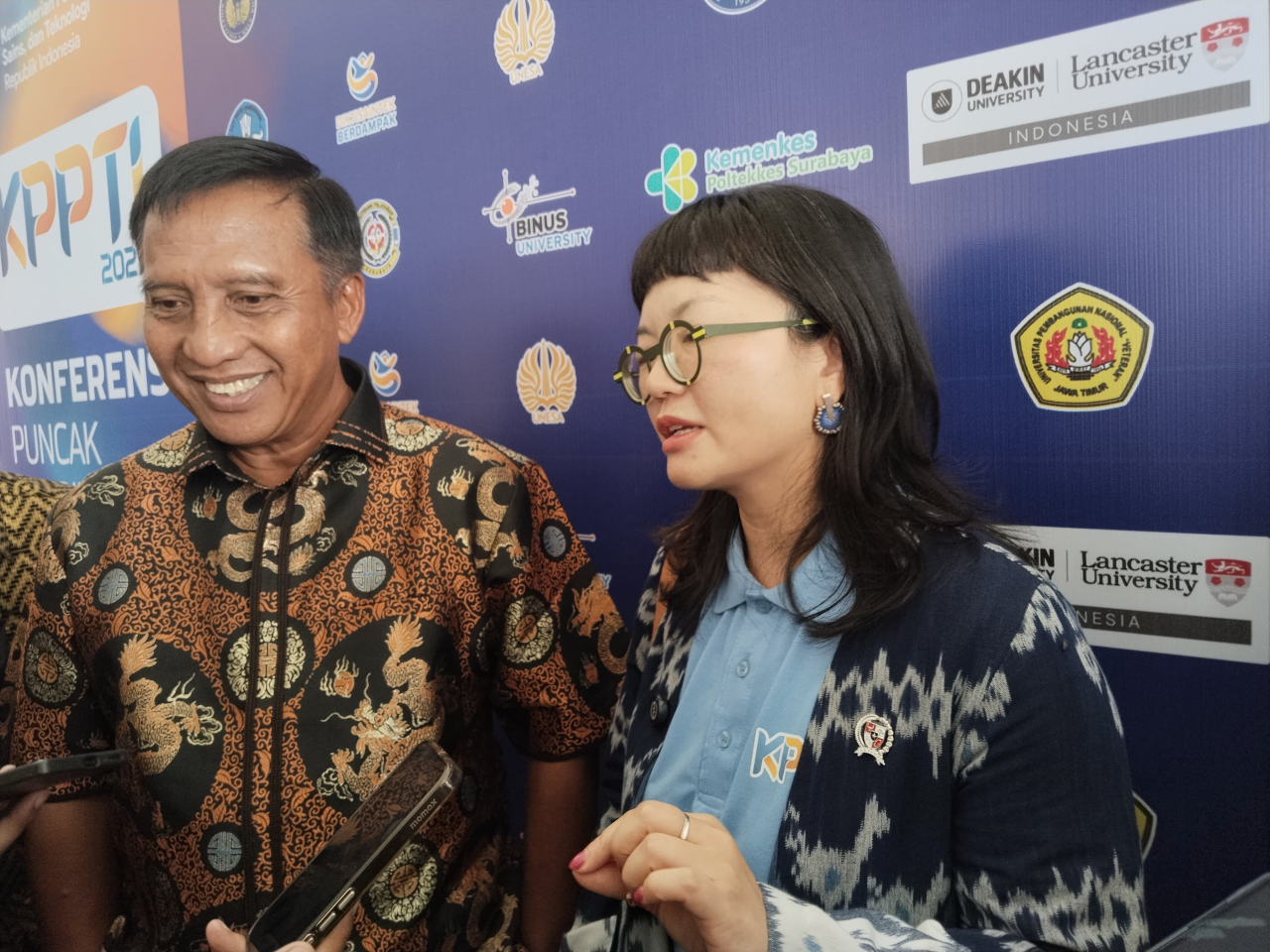 Wakil Menteri Pendidikan Tinggi, Sains, dan Teknologi (Wamendiktisaintek) Prof Stella Christie PhD seusai menghadiri Konferensi Puncak Perguruan Tinggi Indonesia (KPPTI) 2025 di Graha Unesa.