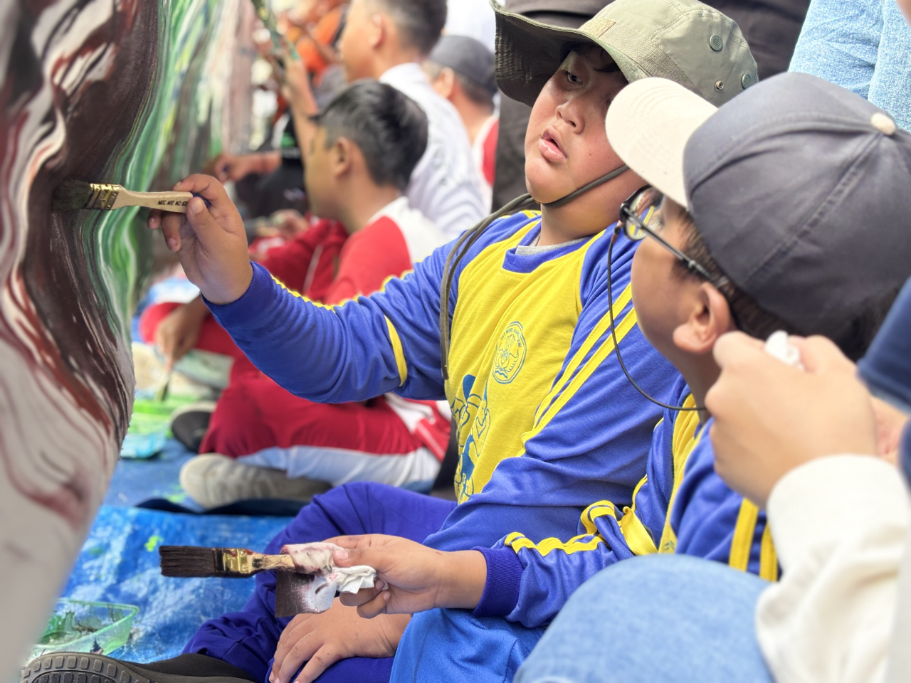 Anak-anak dari komunitas inklusi mengikuti kegiatan Art Therapy dalam acara Bulan Kesehatan Mental 2025 yang digelar Fakultas Psikologi Universitas Negeri Surabaya (Unesa) di Lapangan Rektorat Unesa, Sabtu, 1 November 2025.