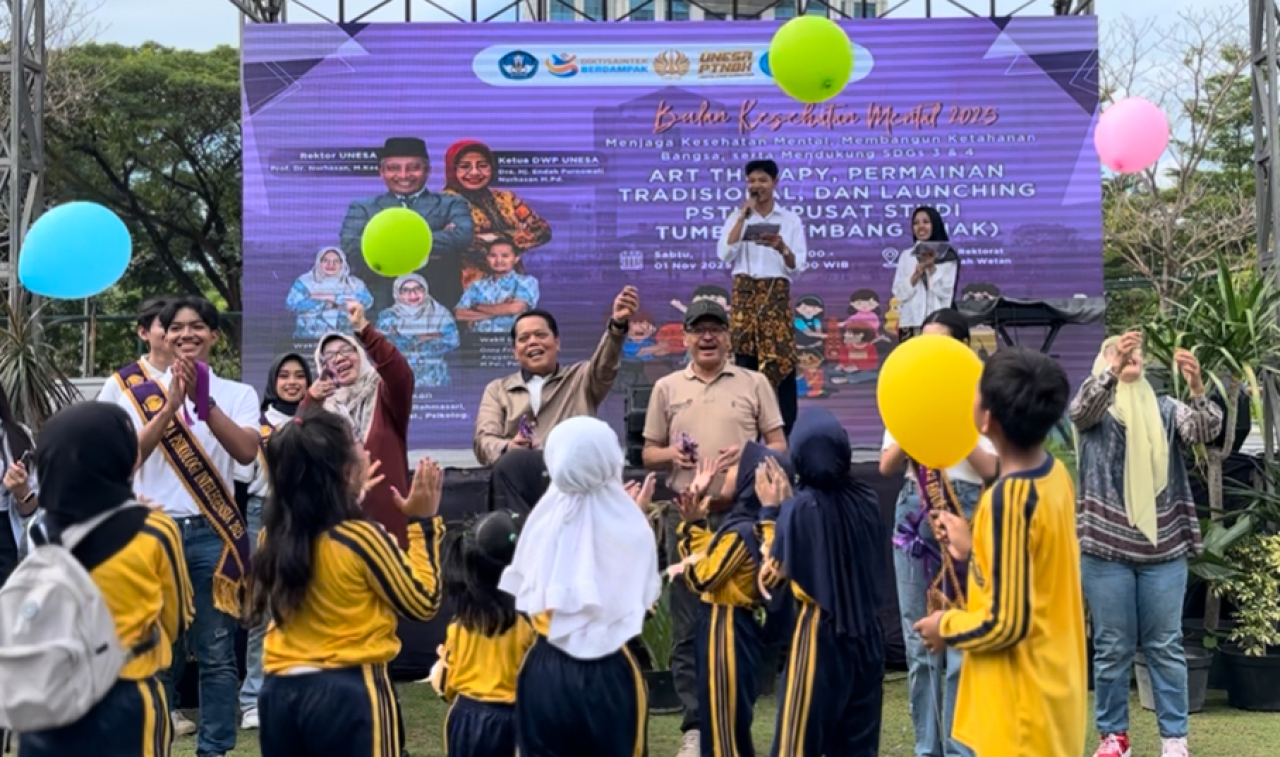 Wakil Rektor III Universitas Negeri Surabaya (Unesa) Dr. Bambang Sigit Widodo, M.Pd. Bersama jajaran, secara resmi membuka kegiatan Art Therapy dalam rangka Bulan Kesehatan Mental 2025.