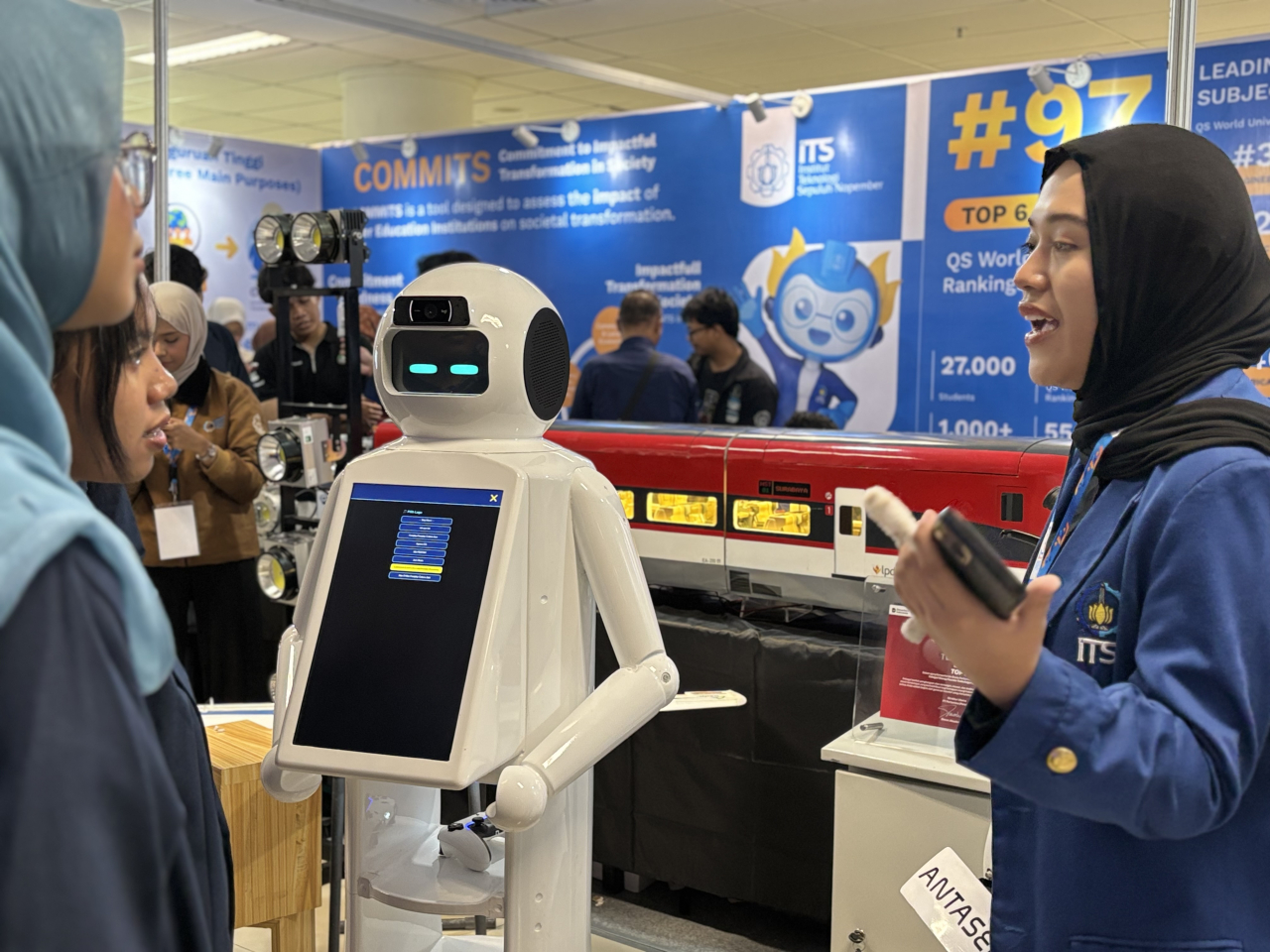 Salah satu stand dari perguruan tinggi yang mengikuti pameran KPPTI 2025, di Graha Unesa, Rabu (19/10/2025)