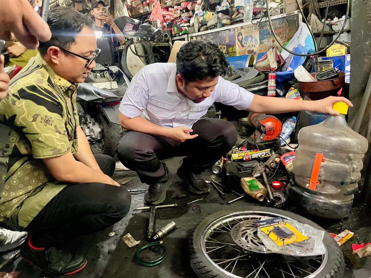 Wakil Gubernur Jawa Timur Emil Elistianto Dardak meninjau bengkel resmi Libra Motor Surabaya, memastikan proses pemeriksaan kendaraan terdampak BBM berjalan cepat dan transparan, Rabu (5/11/2025).