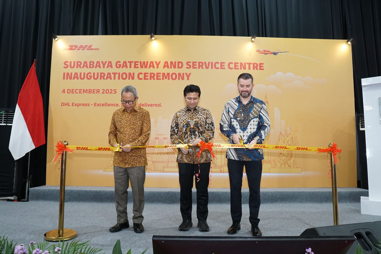 Senior Technical Advisor DHL Express Indonesia Ahmad Mohamad bersama Wakil Gubernur Jawa Timur Emil Dardak dan SVP DHL Express Asia Pacific Peter Bardens meresmikan Surabaya Gateway and Service Centre, Kamis (4/12).