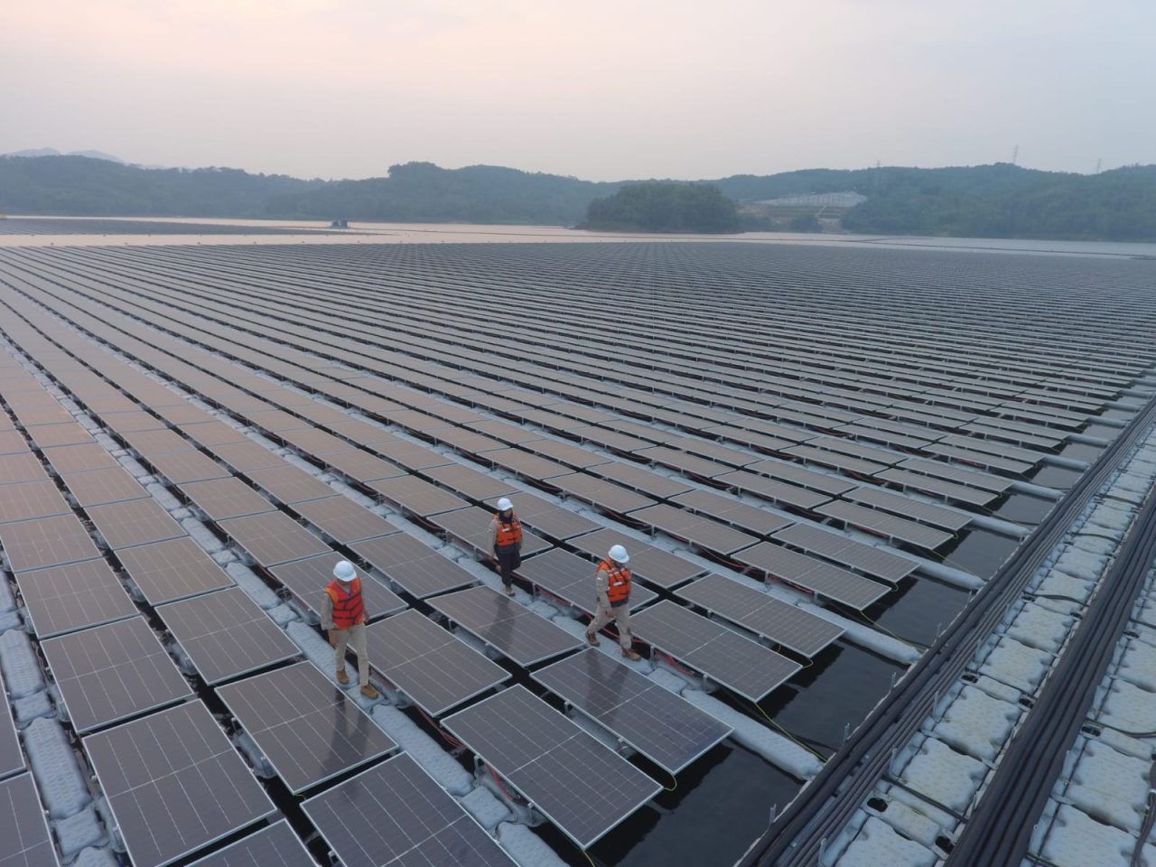 PLTS Terapung Cirata menandai salah satu keberhasilan PLN NP dalam upaya pengembangan pembangkit hijau skala besar dengan memanfaatkan potensi perairan waduk di Indonesia.