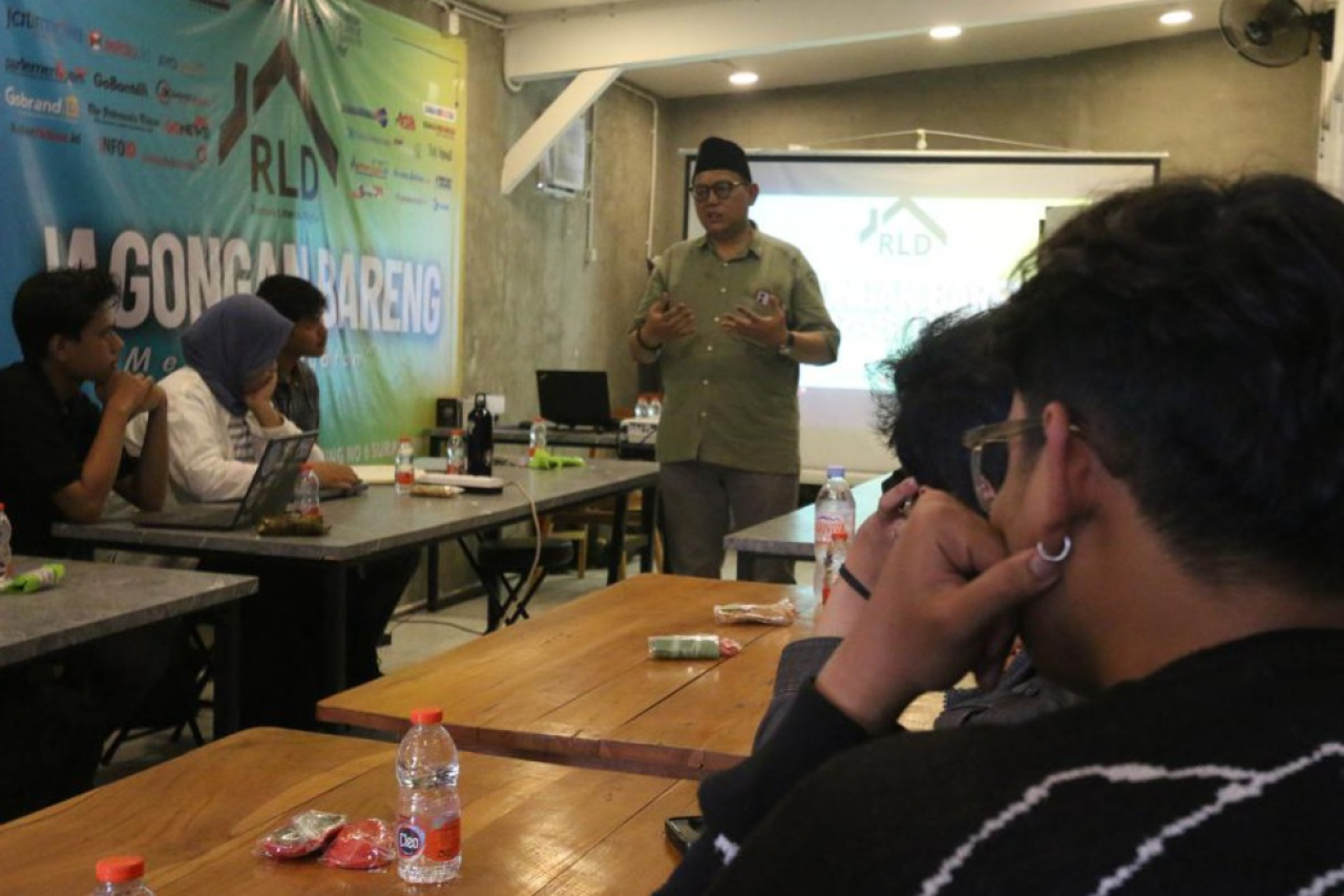 Peserta menyusun satu artikel berita lengkap dengan foto penunjang ketika mengikuti pelatihan jurnalistik Rumah Literasi Digital (RLD), pada Selasa (23/12/2025). (Foto: Iffan Maulana)