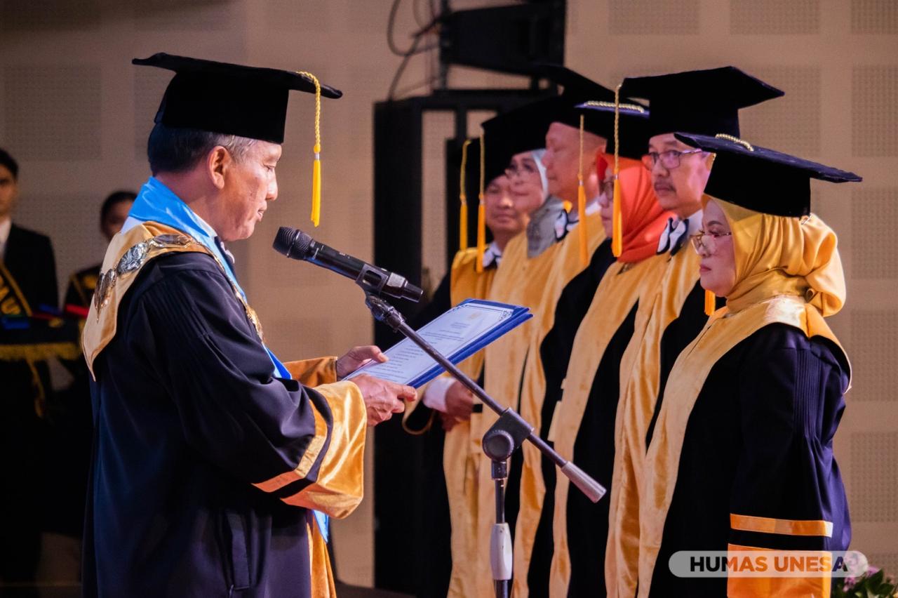 Pengukuhan 11 guru besar tersebut berlangsung dalam Rapat Terbuka Senat Akademik di Graha Sawunggaling, Kampus II Lidah Wetan, Surabaya, Senin (29/12/2025). Foto: Humas Unesa