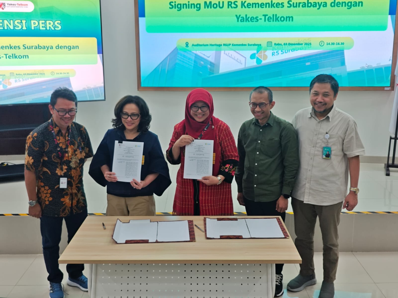 Perwakilan RS Kemenkes Surabaya dan Yakes Telkom menandatangani nota kesepahaman kerja sama strategis di bidang layanan kesehatan dan pengembangan wisata medis, di Surabaya, Rabu (3 Desember 2025).