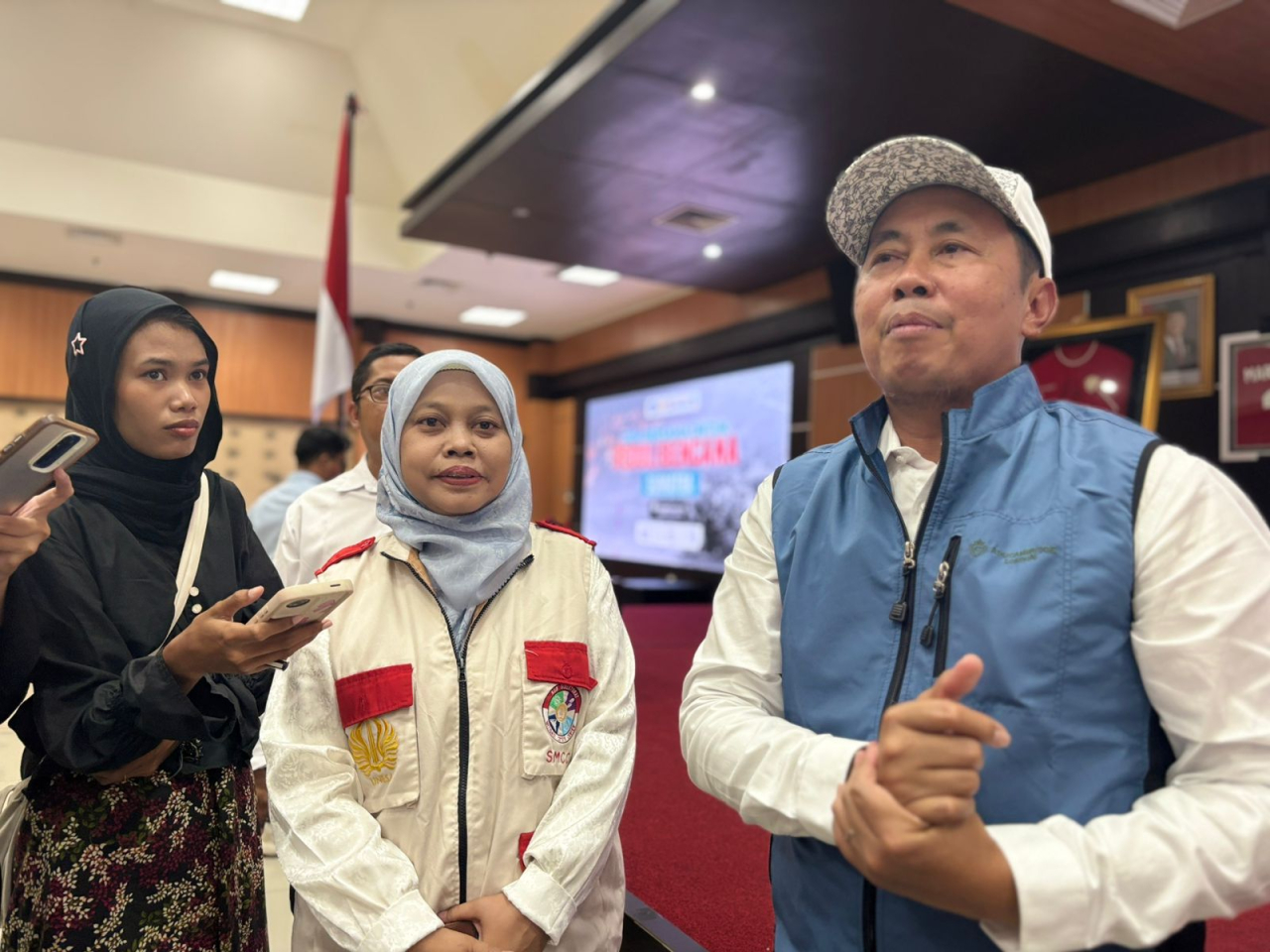 (kiri-kanan) Direktur PPIS Unesa , Prof. Dr. Mutimmatul Faidah, S.Ag., M.Ag. bersama WR 4 Unesa, Prof. Dr. Dwi Cahyo Kartiko, S.Pd., M.Kes. dalam doa bersama untuk peduli bencana Sumatra, Senin (8/12) di Unesa.