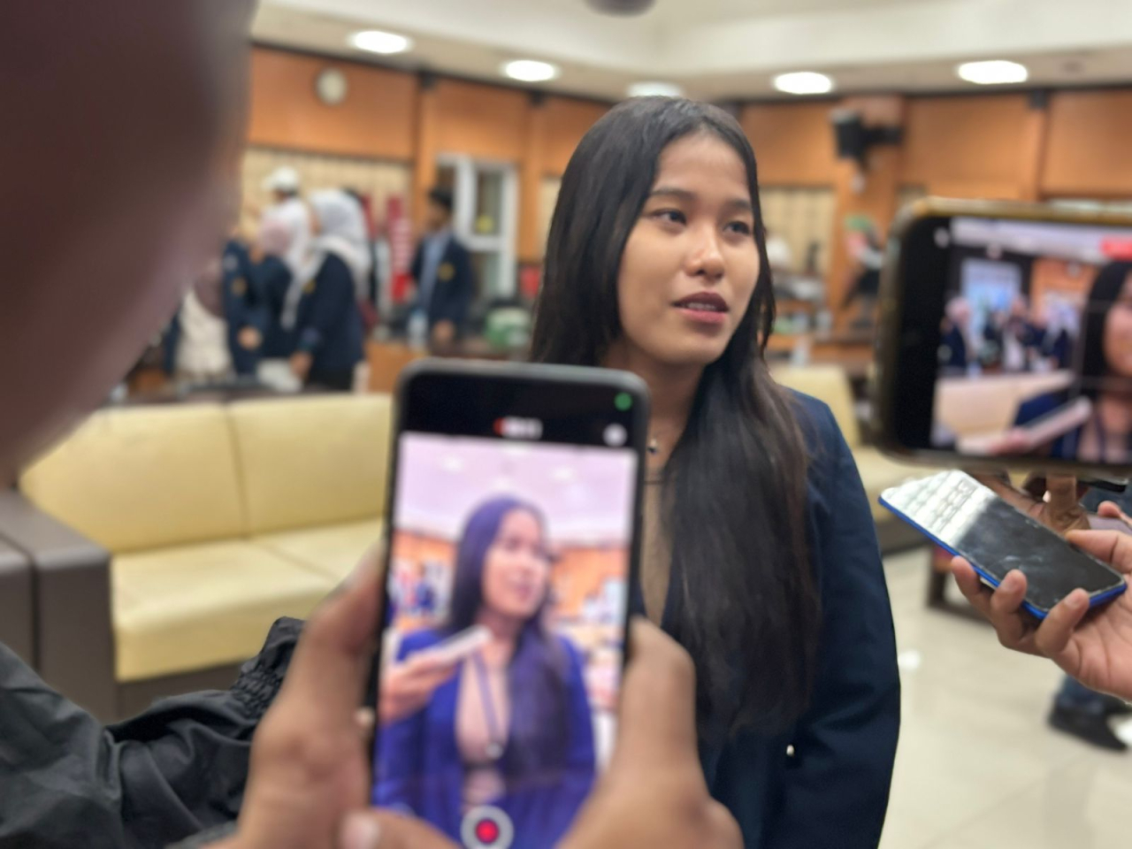  Medina Azzahra dari Jurusan Sastra Indonesia Unesa