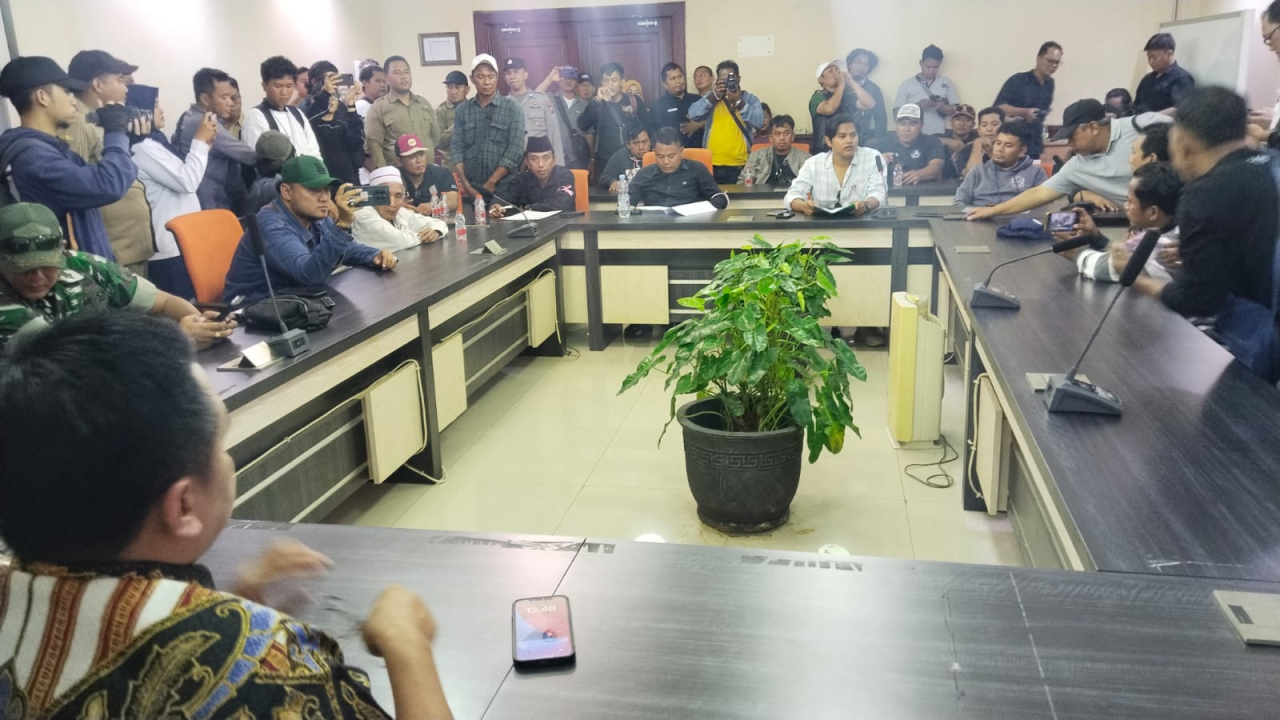 Wakil Ketua DPRD Kota Surabaya Arif Fathoni menemui massa aksi jagal di Gedung DPRD Surabaya.