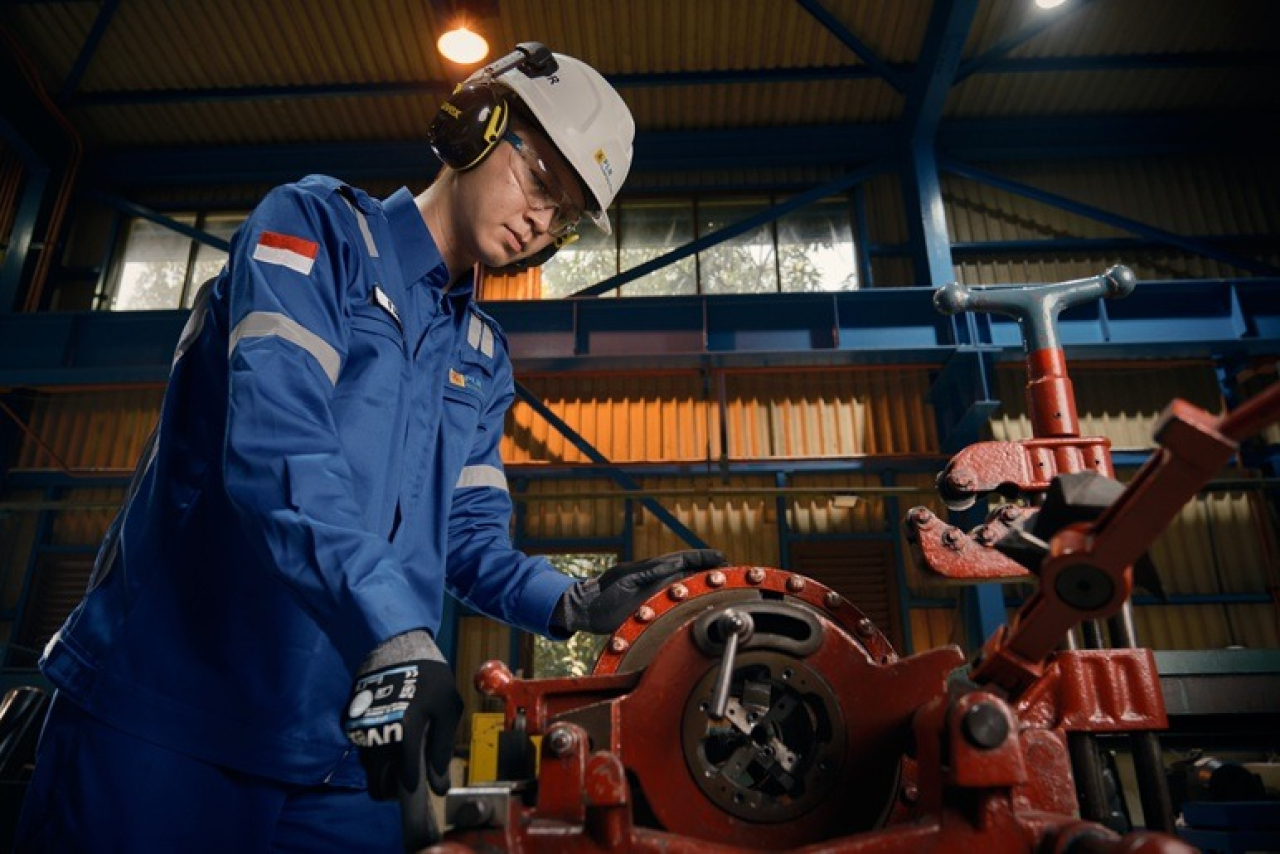 Karyawn PLN Nusantara Power saat sedang melakukan pengecekan rutin mesin pembangkit. Dalam menjalankan proses bisnisnya, seluruh karyawan PLN Nusantara Power berkomitmen mengedepankan kesehatan dan keselamatan kerja (K3).