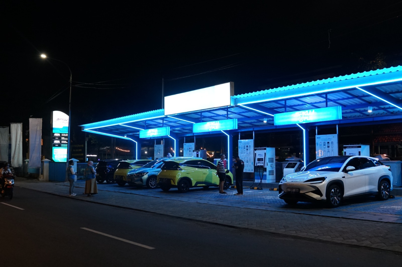 Deretan kendaraan listrik mengisi daya di SPKLU PLN.