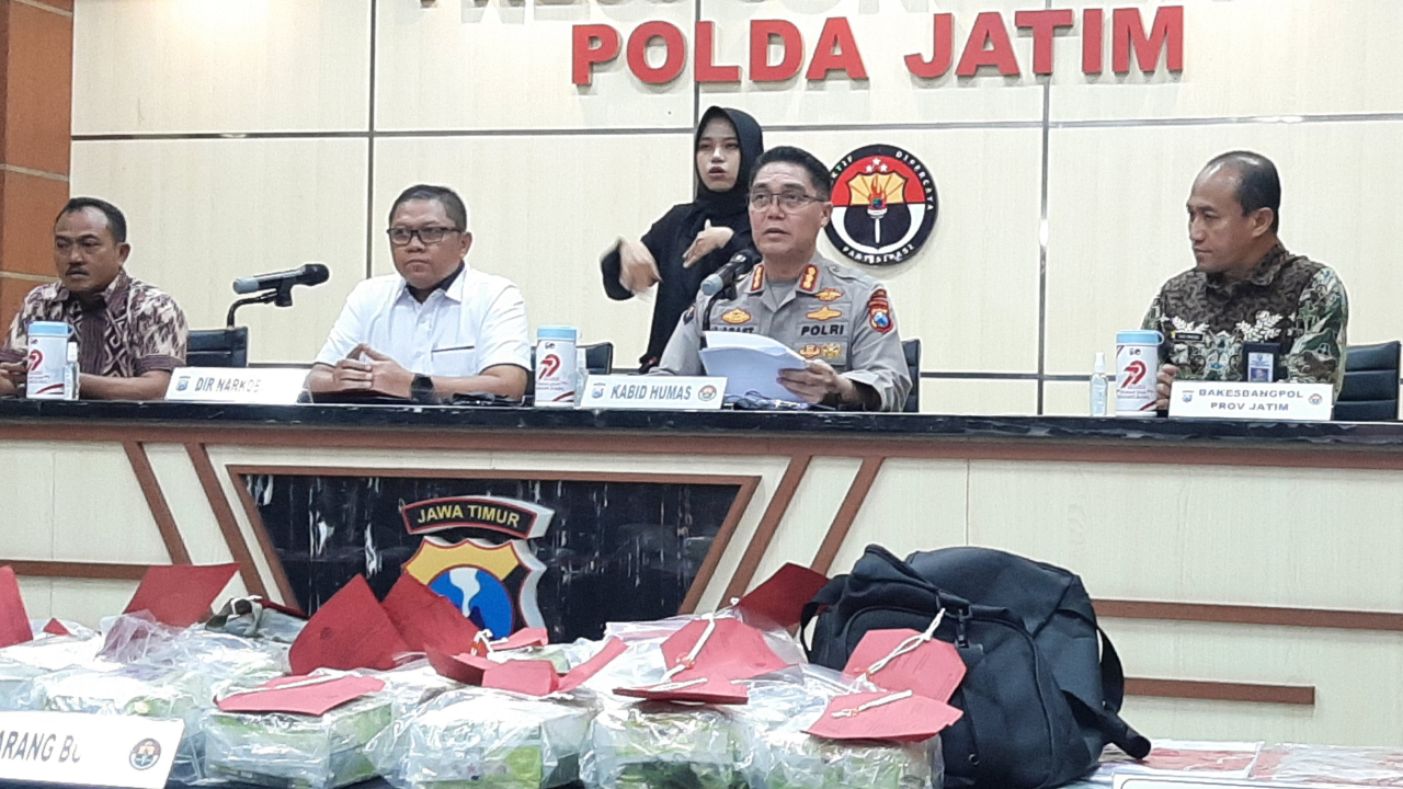 Konferensi Pers Polda Jatim Ungkap Kasus TPPU Terkait Narkotika pada Kamis (19/2/2026).
