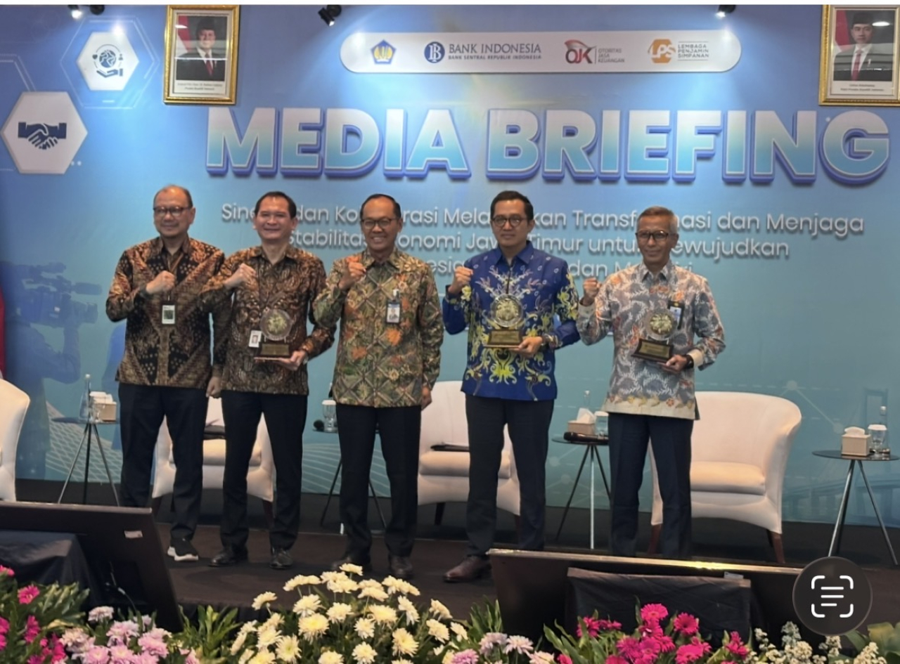 Pejabat Bank Indonesia, Otoritas Jasa Keuangan, Kementerian Keuangan, dan Lembaga Penjamin Simpanan Jawa Timur berfoto bersama usai Media Briefing Triwulan I-2026 di Surabaya, Senin (9/2/2026).