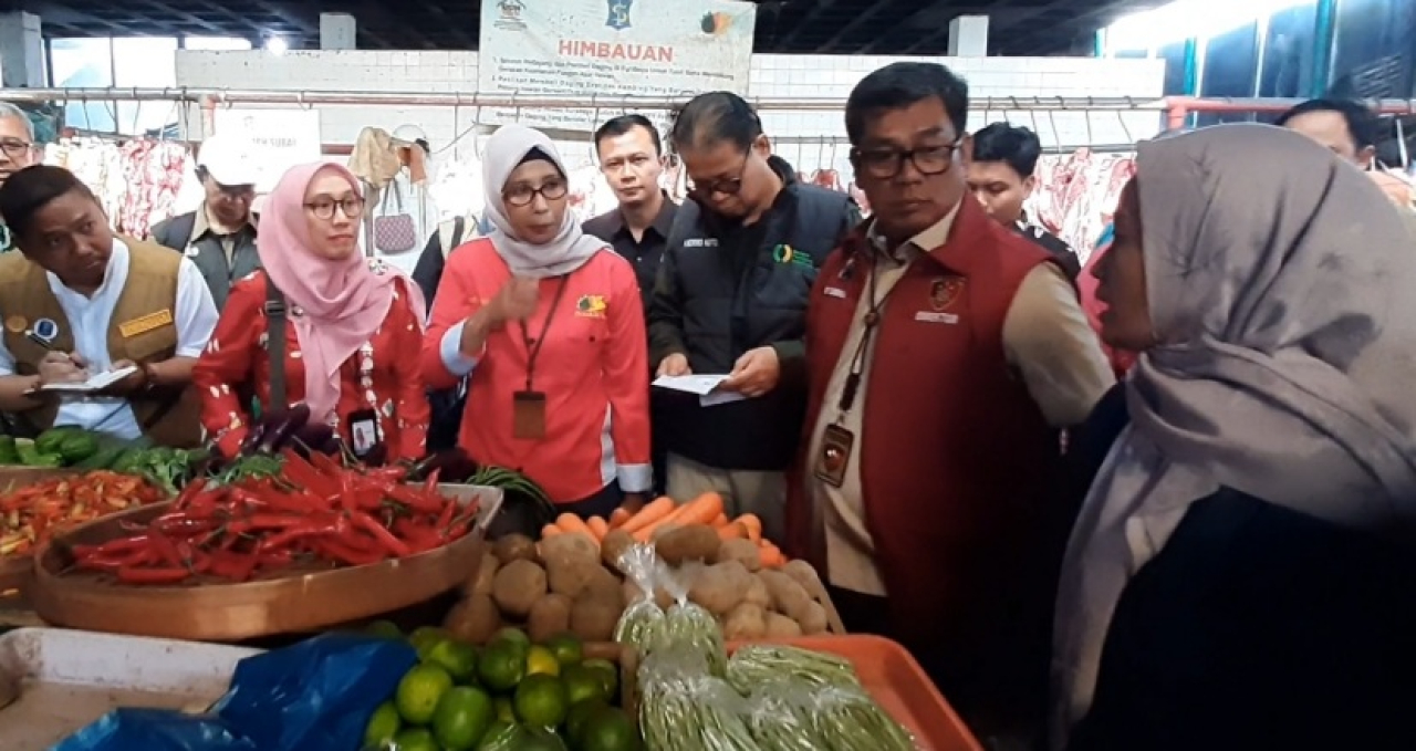 Dirreskrimsus Polda Jawa Timur Kombes Pol H.M. Sihombing (Rompi merah) bersama Deputi Penganekaragaman Konsumsi dan Keamanan Pangan Badan Pangan Nasional Andriko Noto saat melakukan sidak harga pangan di Pasar Pucang Anom, Surabaya.
