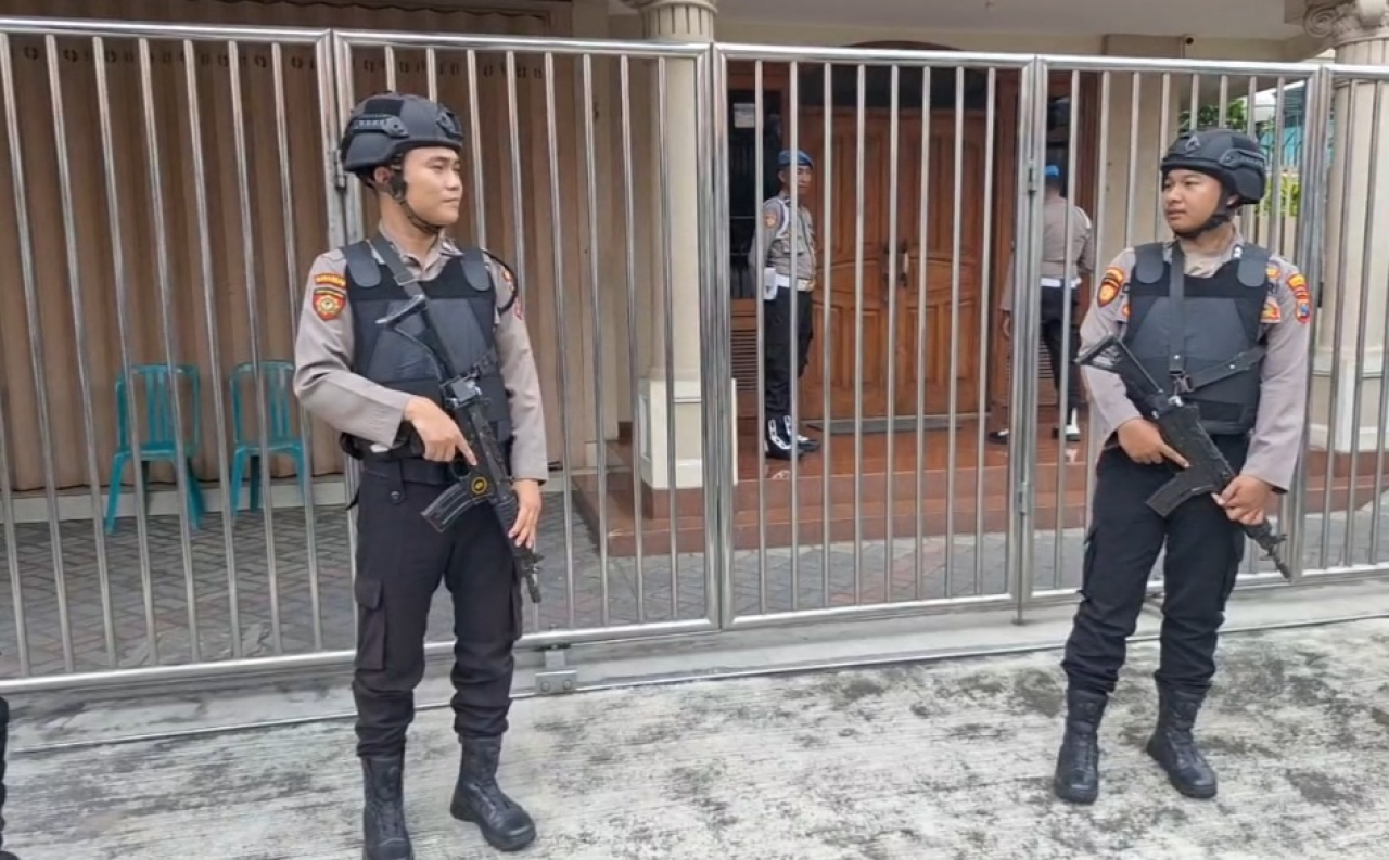 Rumah di Surabaya digrebek Bareskrim terkait dugaan TPPU emas dari praktik pertambangan ilegal.