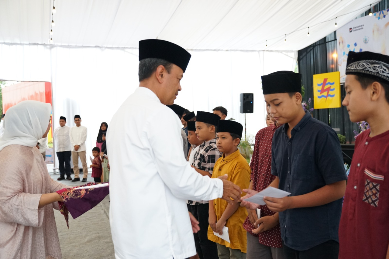 Direktur Utama PLN Nusantara Power Ruly Firmansyah menyerahkan santunan kepada perwakilan anak yatim dalam Program Berkah Nusantara yang merupakan bentuk kepedulian perusahaan kepada masyarakat.