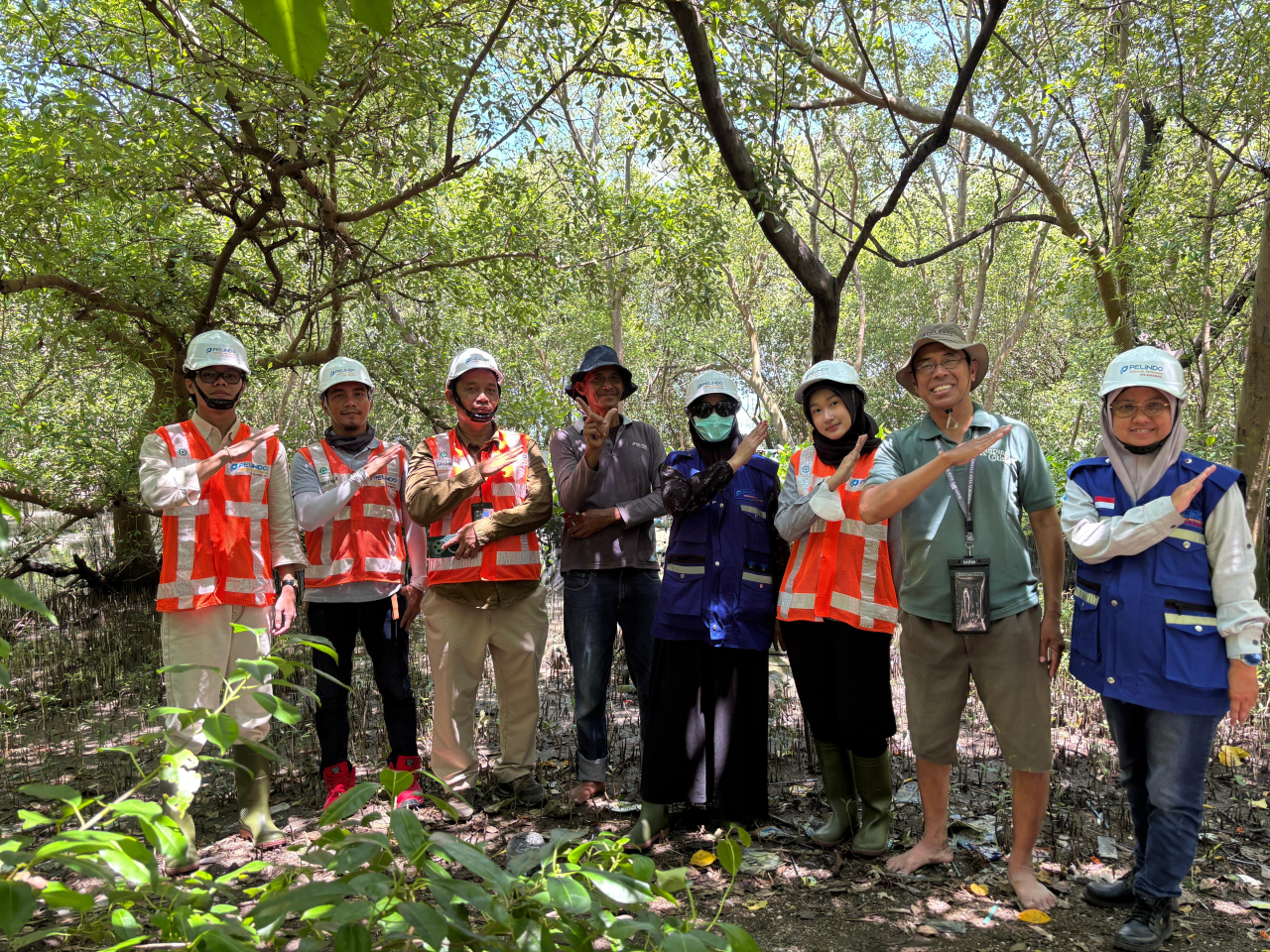 Tim TPS saat kegiatan pelestarian mangrove di kawasan Tanjung Perak, Surabaya. (Foto: Tim humas Pelindo)