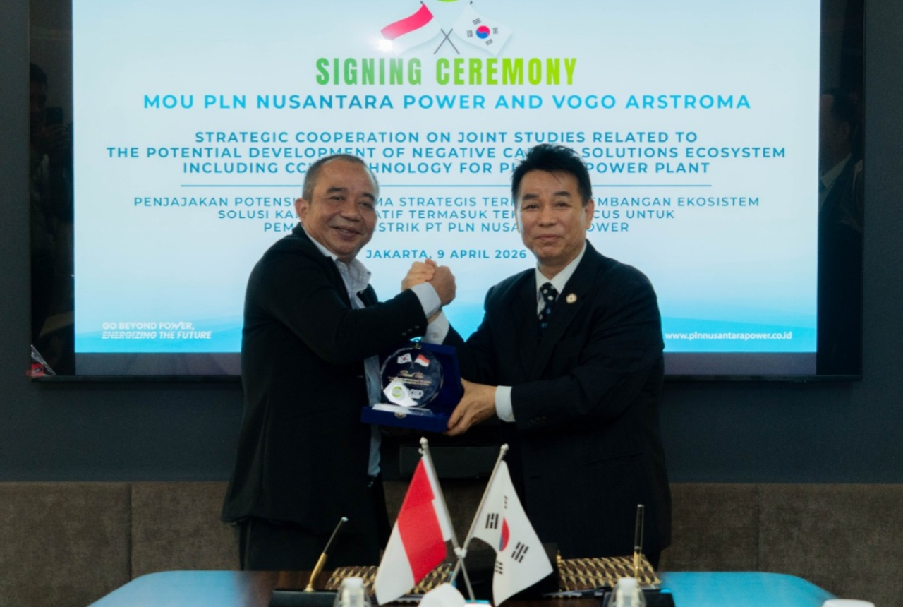 Jabat tangan hangat antara Direktur Operasi Pembangkit Batu Bara PLN Nusantara Power, M. Irwansyah Putra, dan Presiden Direktur VOGO-ARSTROMA, Kwon Jeong-sang, menjadi simbol kuat optimisme kedua bela