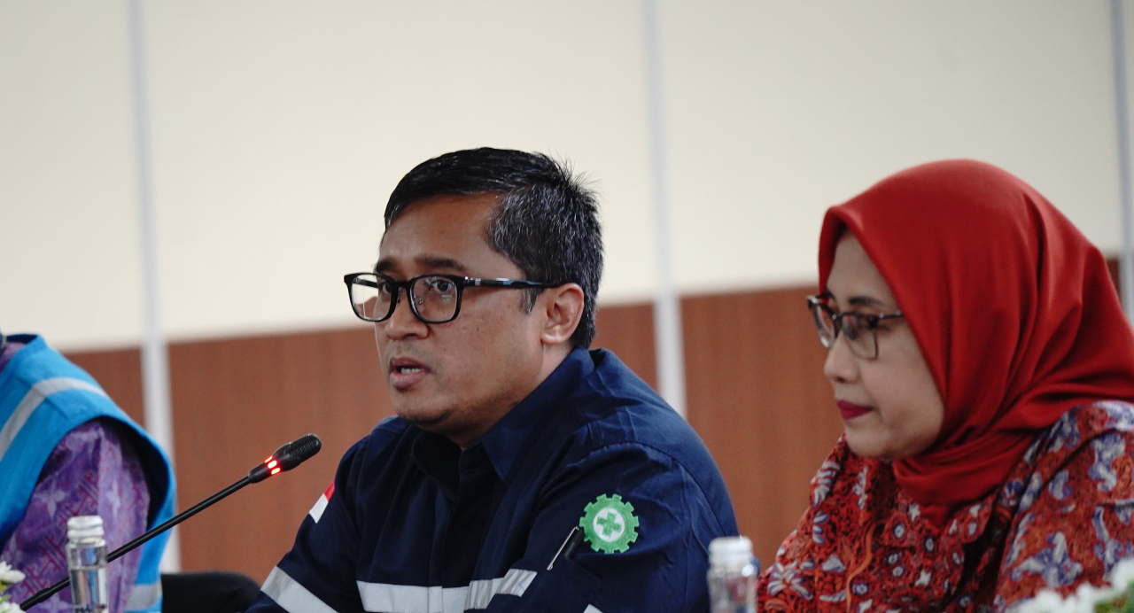 Direktur Perencanaan Korporat dan Pengembangan Bisnis PT PLN (Persero) Hartanto Wibowo (kiri); anggota Dewan Energi Nasional Sripeni Inten Cahyani saat mengunjungi Pembangkit Listrik Tenaga Gas Uap (PLTGU) Muara Karang yang dimiliki PLN Nusantara Power da