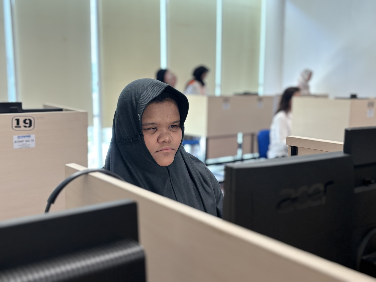 Seorang Peserta tuna netra mengikuti UTBK-SNBT 2026 di Unesa dengan pendampingan khusus dan soal yang disampaikan melalui audio, Selasa (21/4/2026).