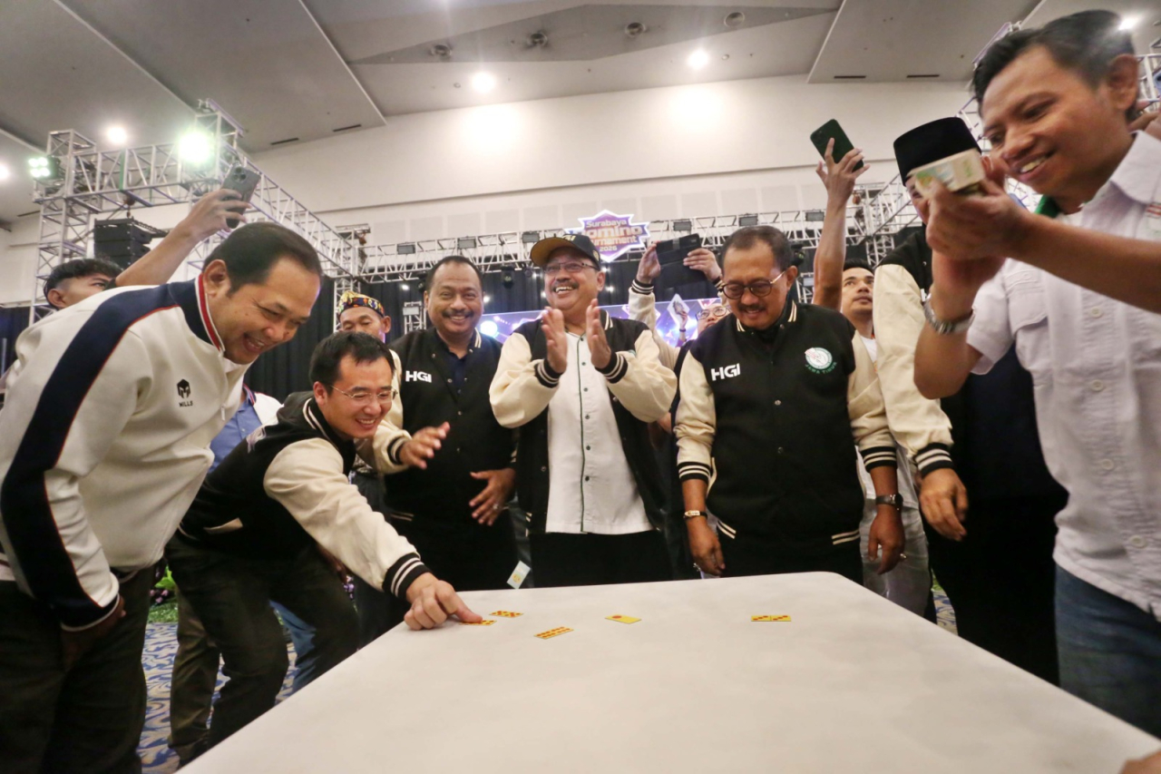 Suasana pembukaan Surabaya Domino Tournament 2026 di Grand City Convention Hall, Surabaya, Sabtu (18/4/2026). Perwakilan penyelenggara dan tamu undangan melakukan simbolisasi dimulainya turnamen yang diikuti lebih dari 1.500 peserta dari berbagai daerah di Indonesia.