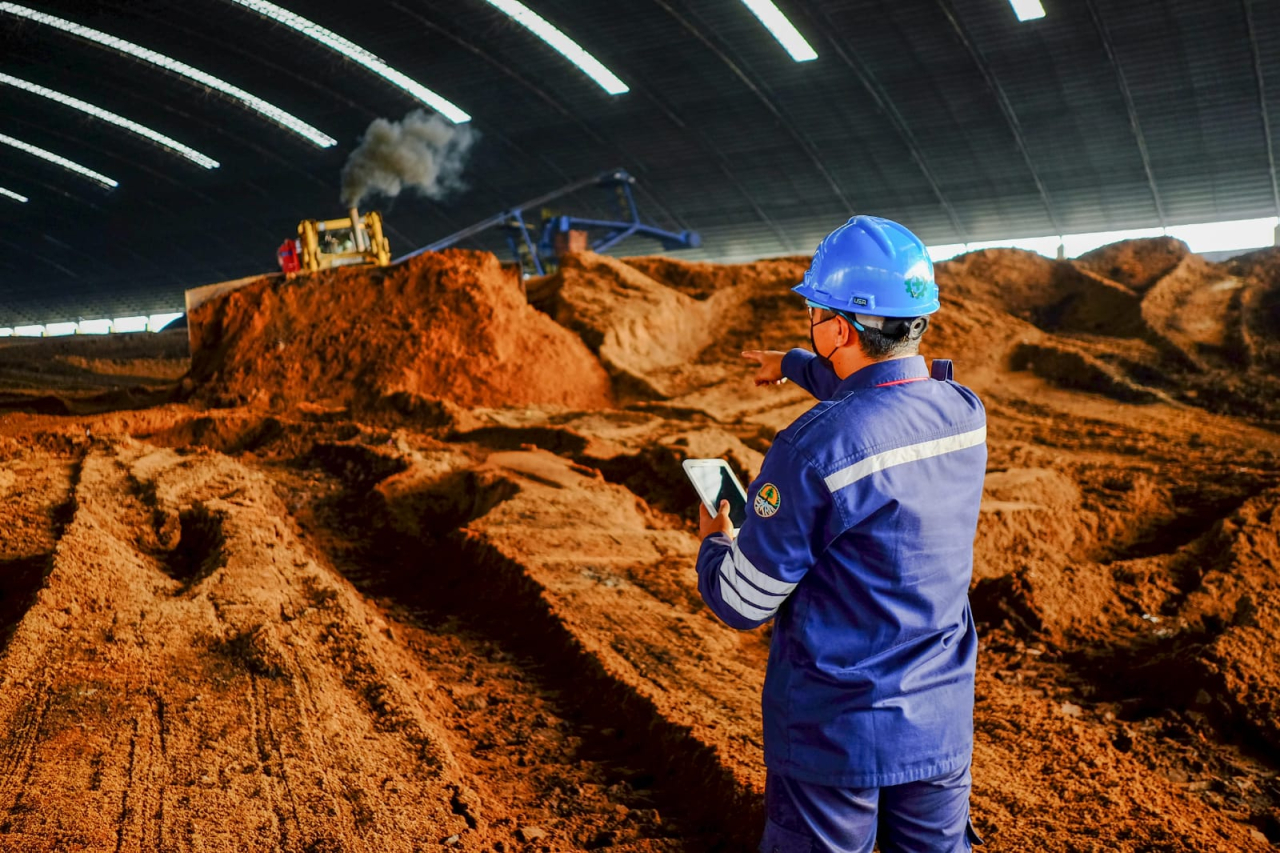 Karyawan PLN Nusantara Power melakukan monitoring pencampuran biomassa dengan batubara di PLTU Rembang. (Sumber Foto: PLN NP)