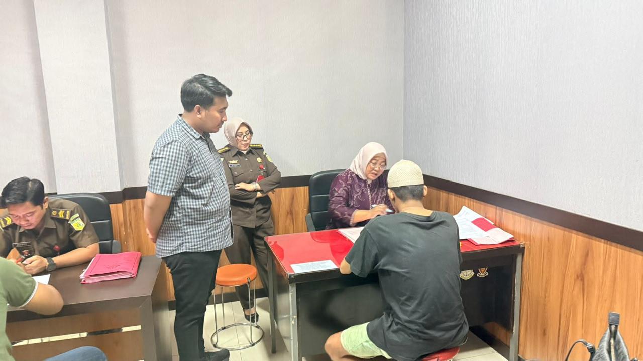 Tersangka menjalani tahap 2 di Kejaksaan Tinggi Jawa Timur.