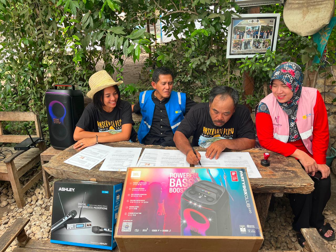 Ketua Kelompok Konservasi Penyu Segoro Lestari, Sardi menandatangani dokumen serah terima bantuan dari PLN Nusantara Power UP Brantas untuk mendukung upaya konservasi serta edukasi pada Konservasi Penyu Segoro Lestari di Blitar.