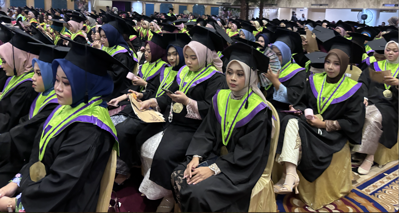 Sebanyak 500 lulusan mengikuti Wisuda ke-120 Universitas Negeri Surabaya (Unesa) di Graha Unesa, Surabaya, Kamis (25 Juni 2026). 