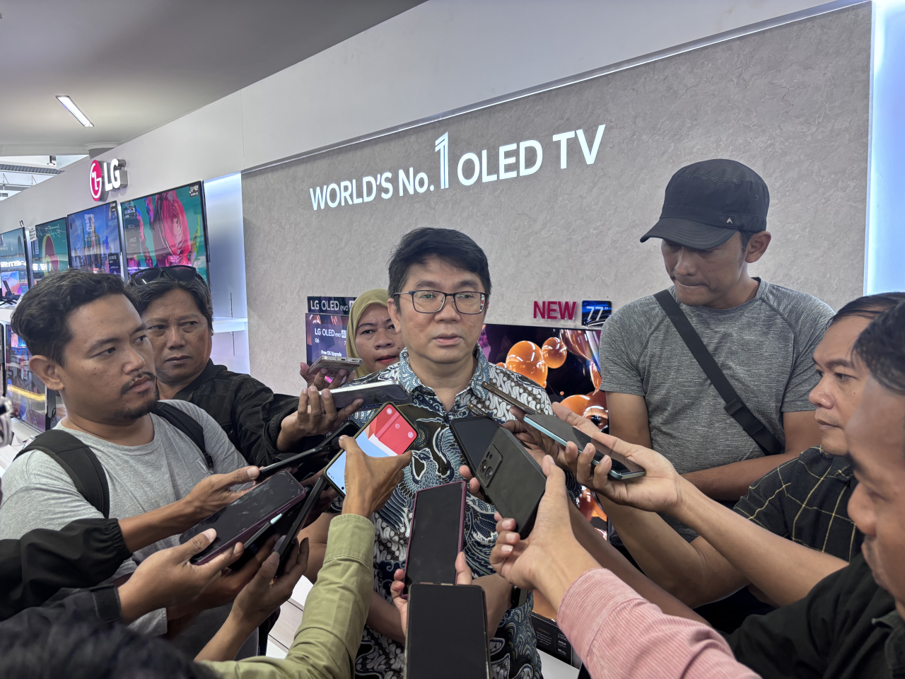  Branch manager LG surabaya Iwan sutanto saat menjelaskan produk LG berbasis AI, Jumat siang (10/7) di Surabaya.