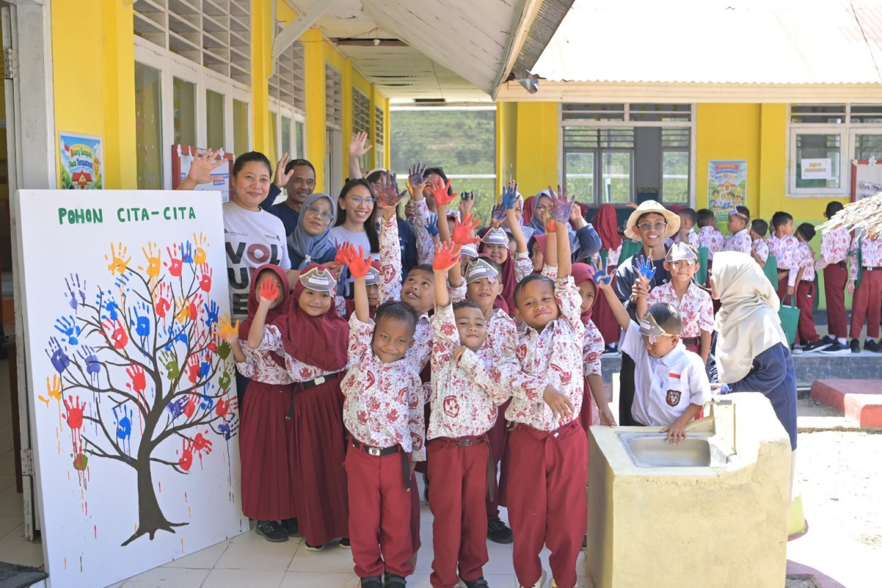 Tambang Emas Pani Ajak Karyawan Mengajar 262 Siswa Pohuwato