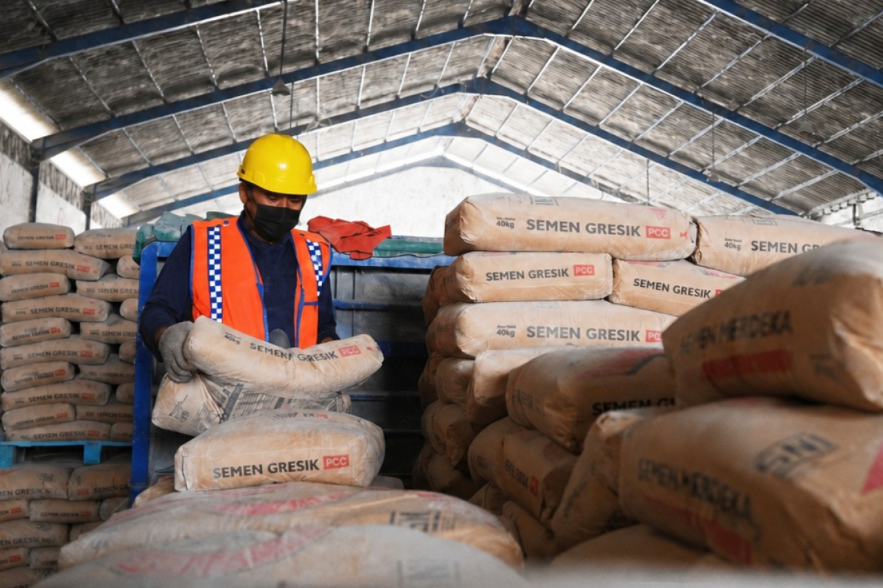 Aktivitas penataan semen kantong Semen Gresik di fasilitas warehouse storage milik SIG Group di Kabupaten Gresik, Jawa Timur. Sumber Foto: SIG