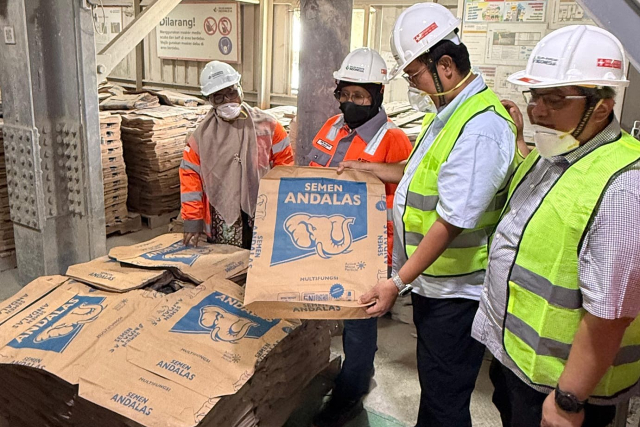 Direktur Operasi SIG, Reni Wulandari (kedua dari kiri) bersama Direktur PT Solusi Bangun Andalas, Edi Sarwono (ketiga dari kiri) dan Direktur Operasi PT Semen Padang, Andria Delfa (kanan) saat melakukan kunjungan di packing plant Lhokseumawe, Aceh