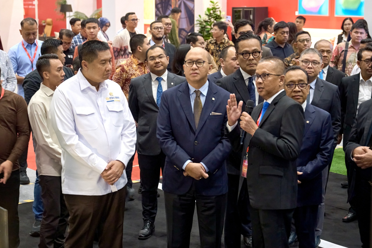 Direktur Utama SIG, Indrieffouny Indra (kanan) memberikan penjelasan kepada Menteri Perumahan dan Kawasan Permukiman (PKP), Maruarar Sirait (kiri) dan CEO Danantara Indonesia, Rosan Roeslani (tengah).
