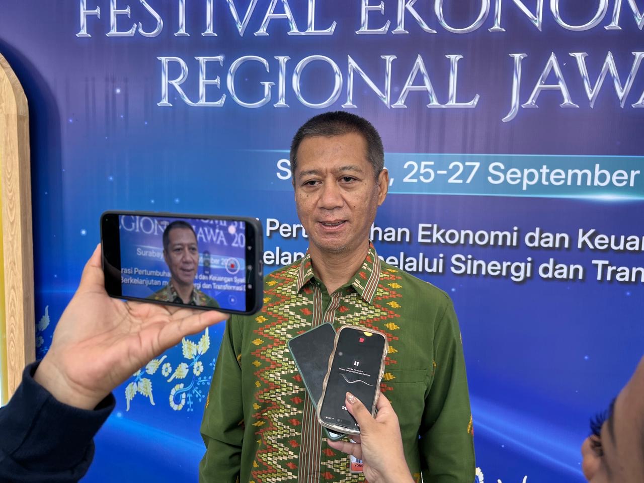 Yono haryono - Koordinator fesyar jawa 2026 Saat wawancara dalam rangkaian pembukaan Fesyar 2026 di Grand city.