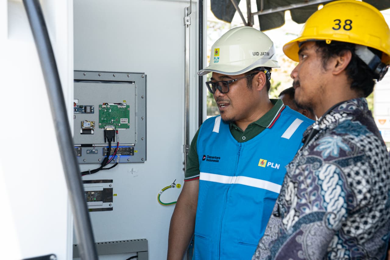 Pengecekan oleh petugas, SPKLU di halaman parkir Hokky Supermarket Citraland yang berkapasitas 120 KW